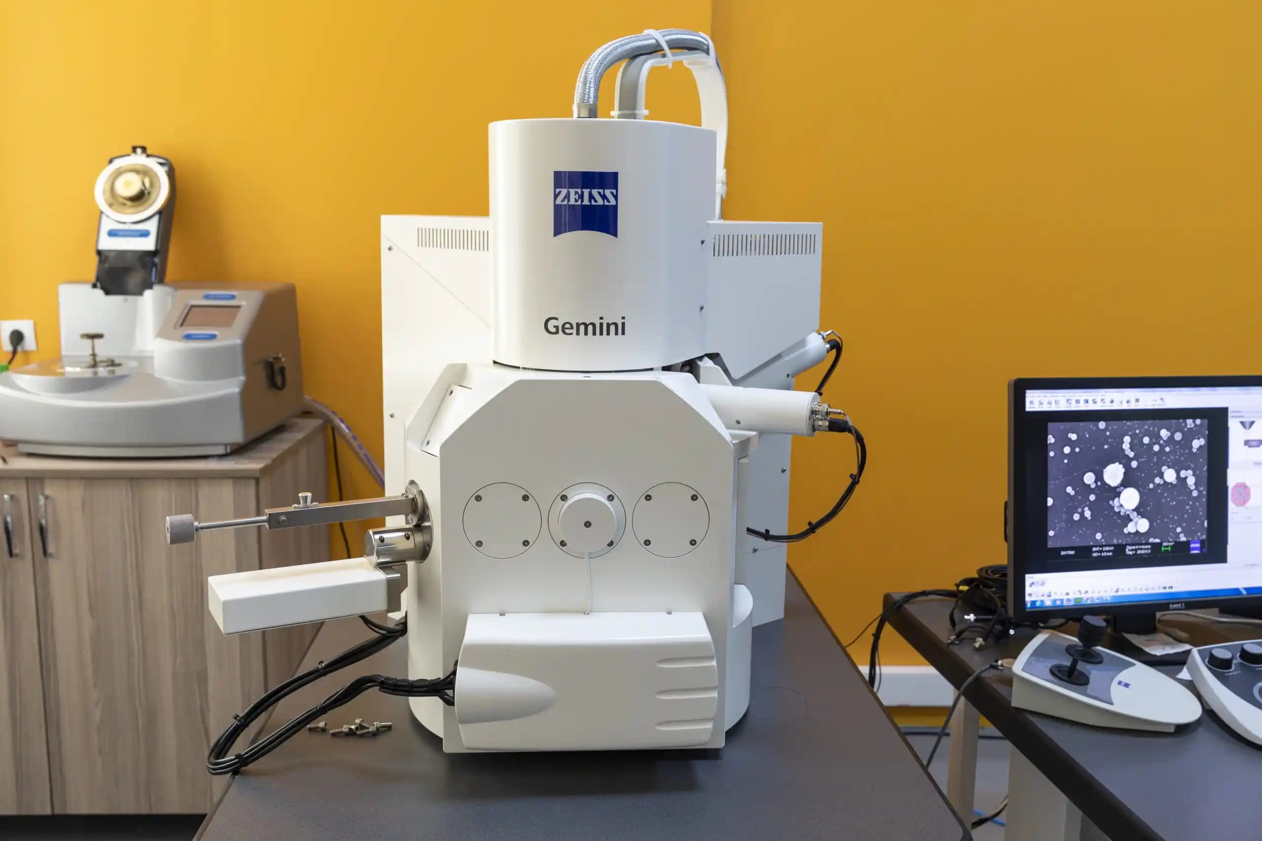 Tarama Elektron Mikroskobu ile Saç Analizi ve Hasar Onarımında Etkili Yöntemler