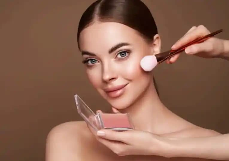 Yağlı ve Karma Ciltler İçin Dior ve Chanel Aydınlatıcı Karşılaştırması ve Önerileri