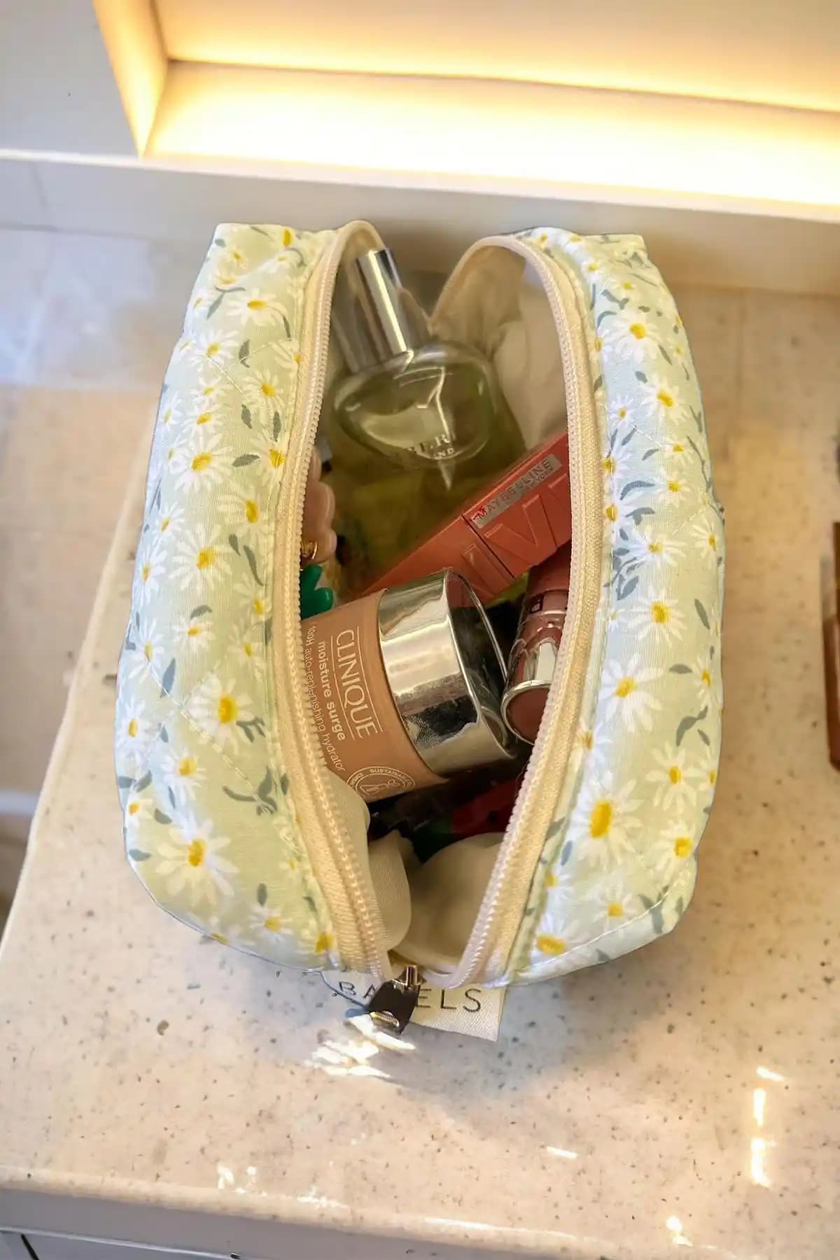 BAHELS Papatya Desen Makyaj Çantası: Estetik ve İşlevselliği Bir Arada Sunan Tasarım