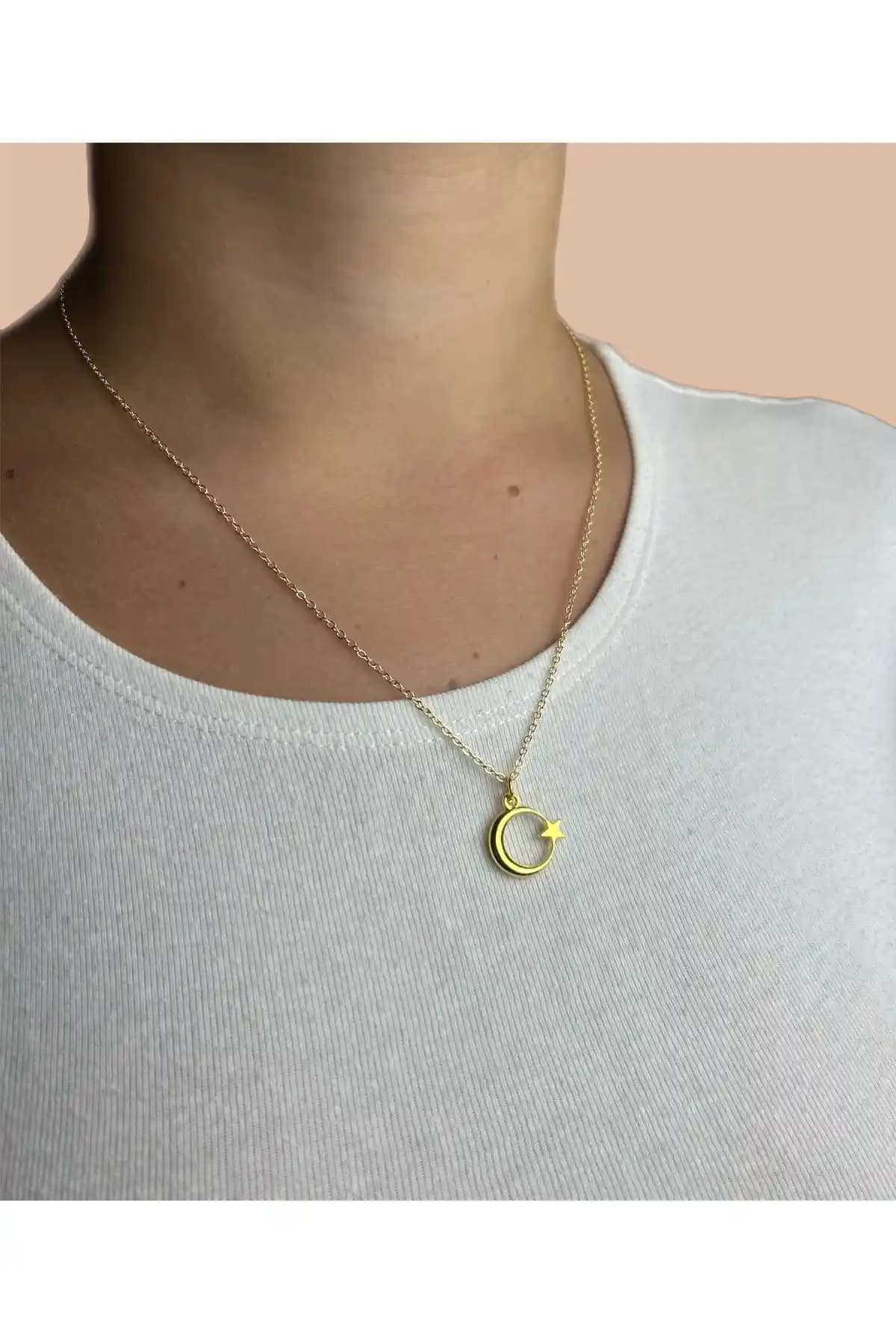 Han Ticarethane Altın Renk Ay Yıldızlı Kolye: Estetik ve Dayanıklı Tasarım Özellikleri