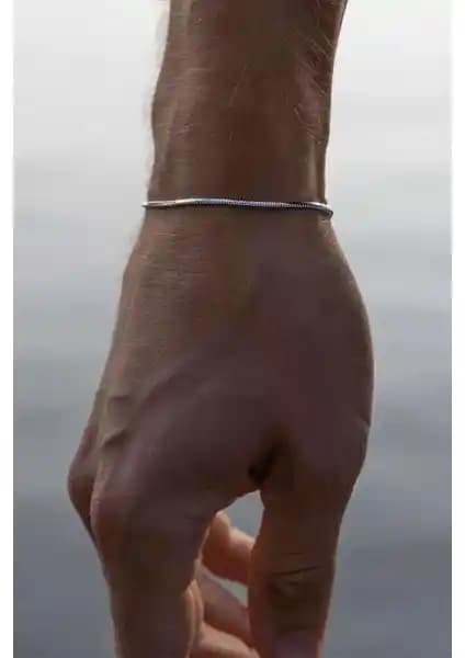 İki Farklı Çelik Bileklik Modelinin Özellikleri ve Kullanıcı Yorumları