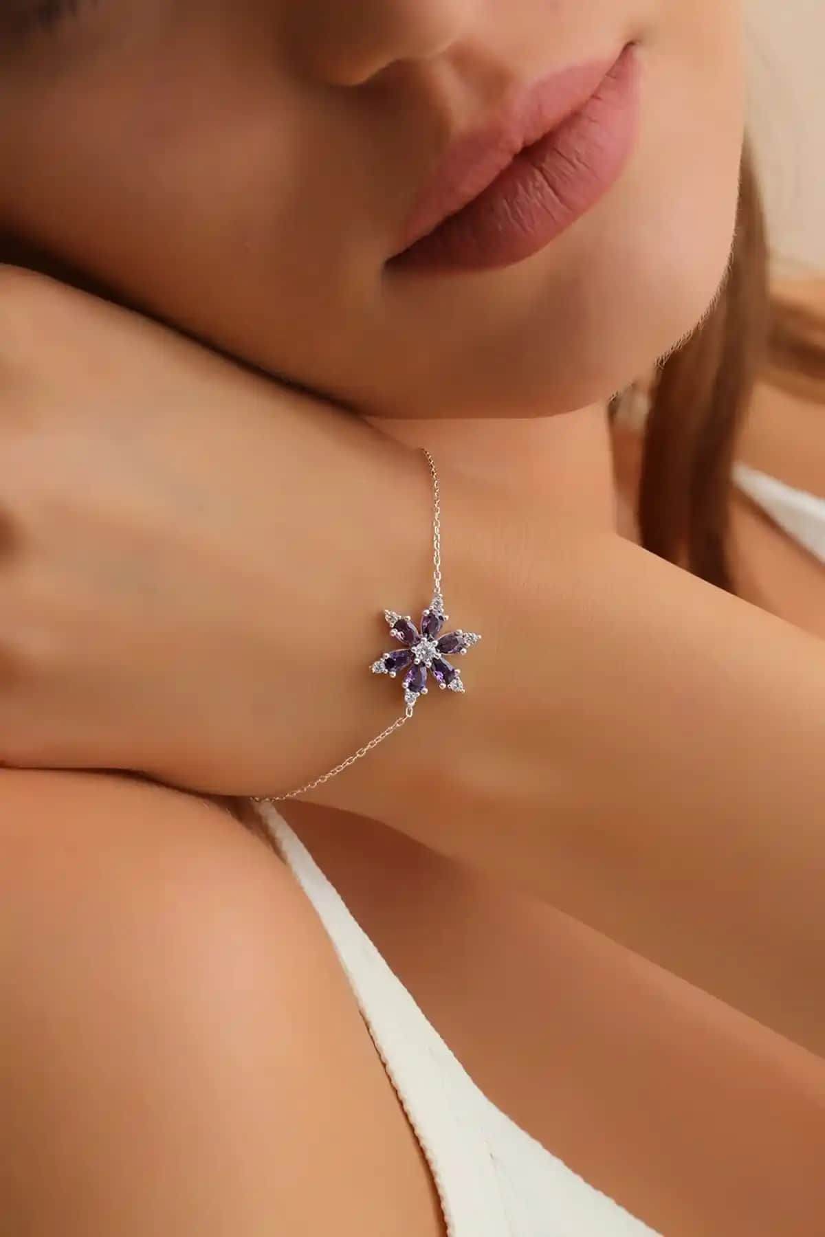 925 Ayar Gümüş Ametist Taşlı Lotus ve Kamelya Detaylı Bileklik Ürün Özellikleri ve Kullanım Rehberi