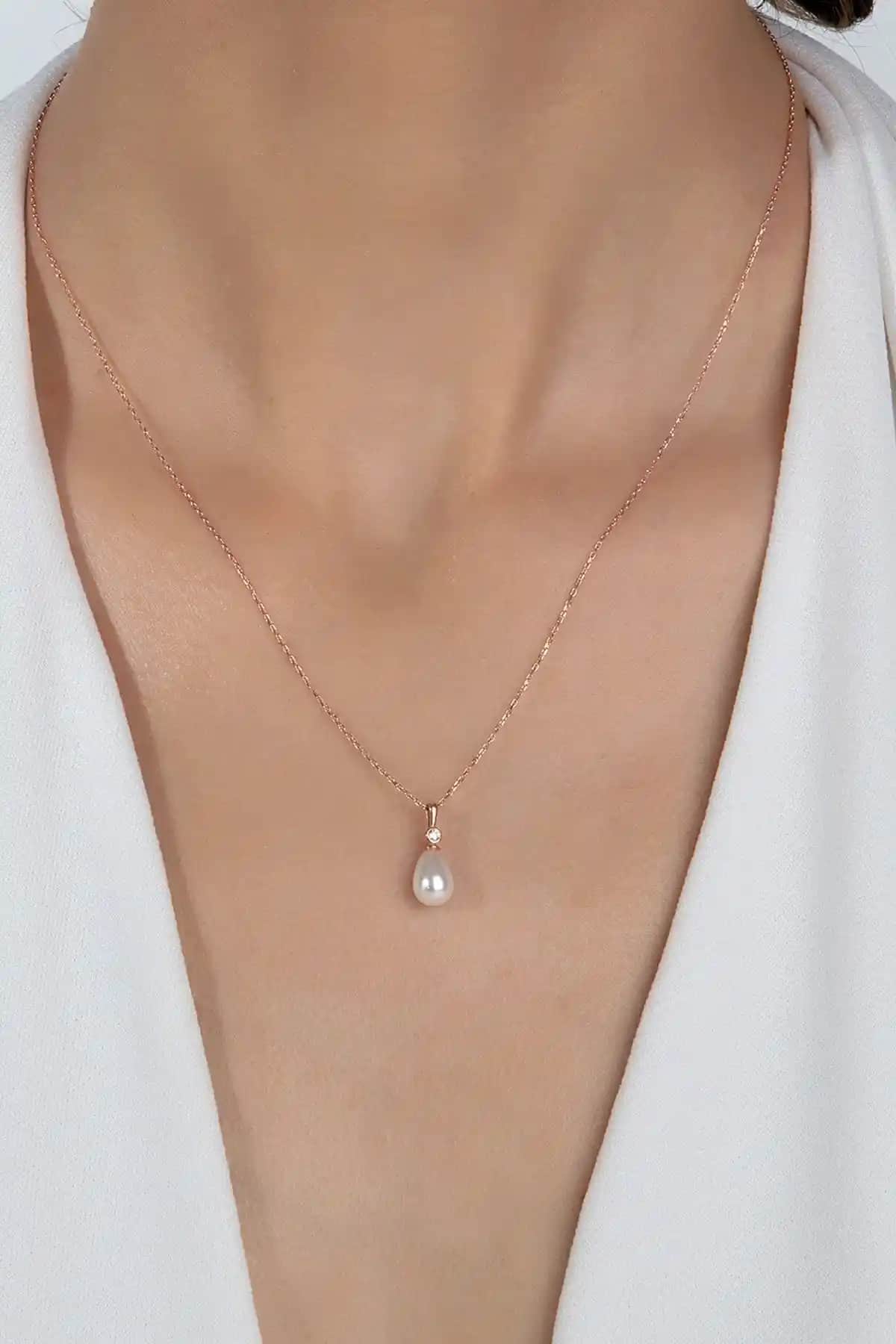 925 Ayar Gümüş Beyaz Damla İnci Kolye: Zarif ve Şık Tasarımıyla Öne Çıkıyor