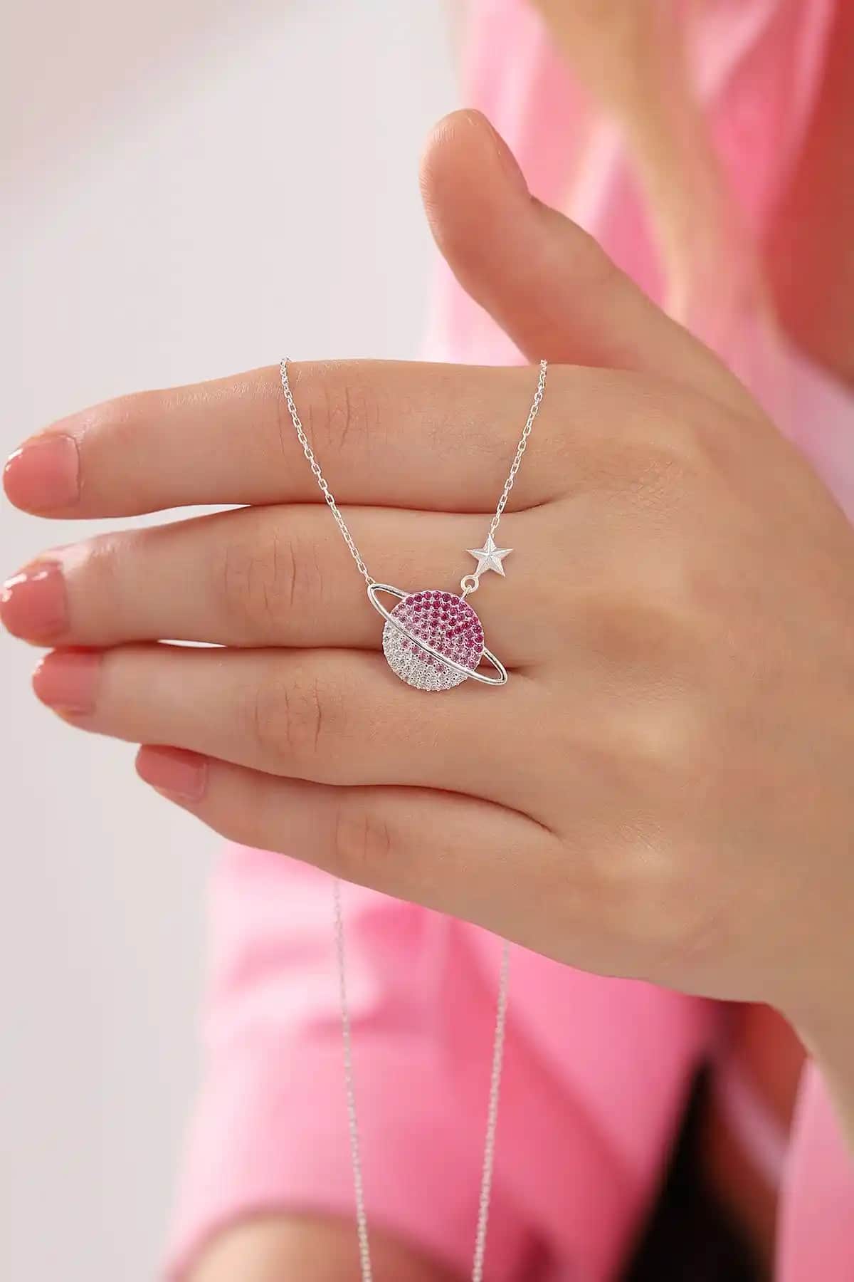 925 Ayar Gümüş Renk Geçişli Kızıl Taşlı Gezegen Model Kolye Ürün Özellikleri ve Stil İpuçları