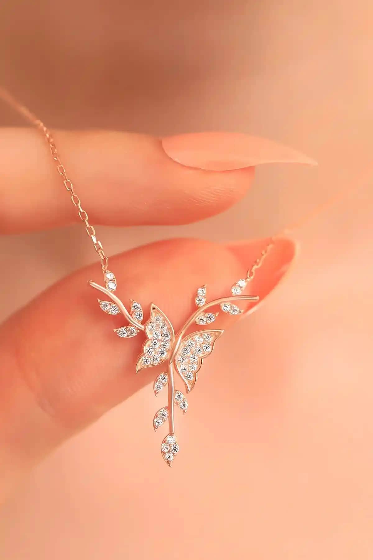 925 Ayar Gümüş Tomurcuk Kelebek Kolye Zarif ve Şık Tasarımıyla Öne Çıkar