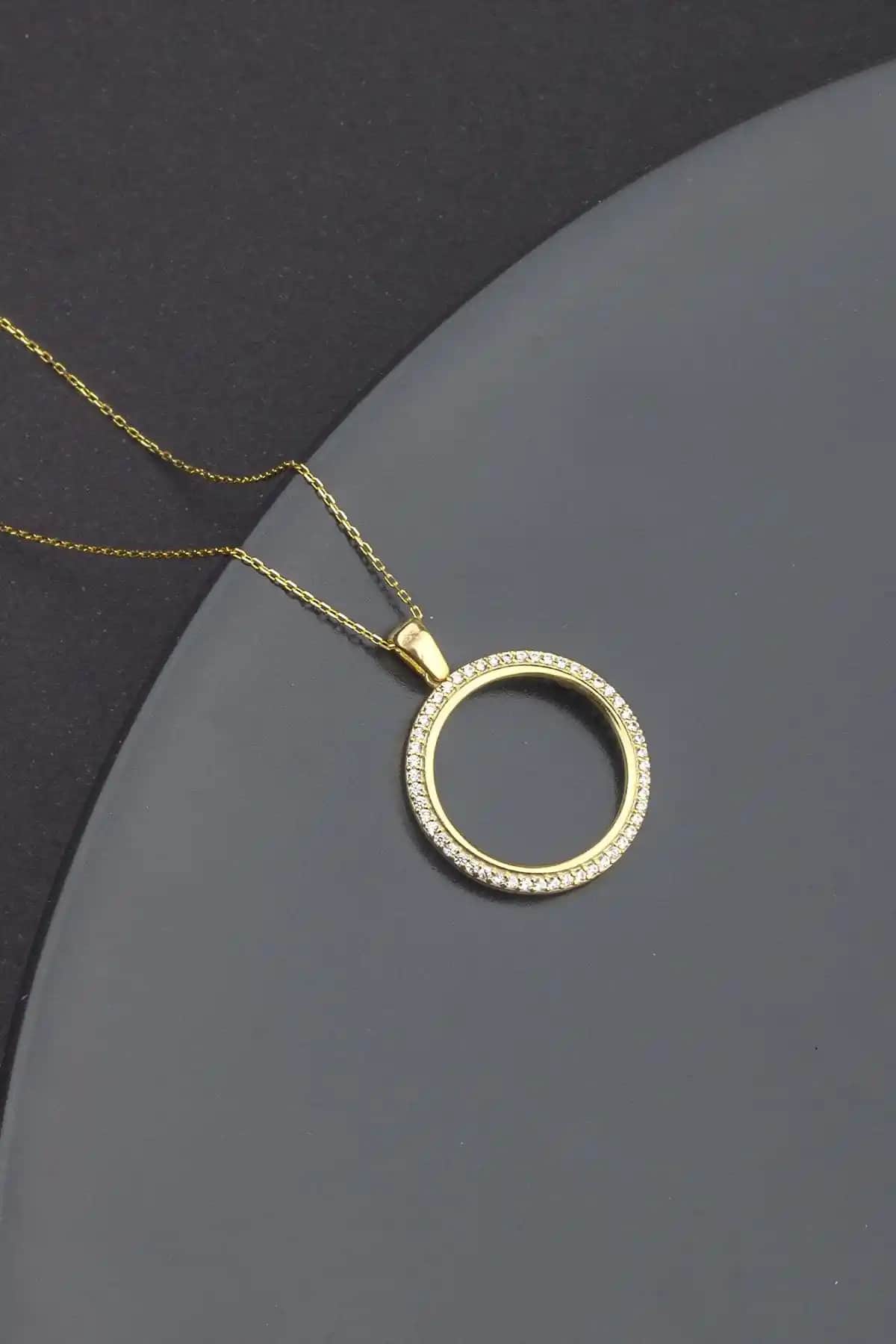 925 Ayar Gümüş Zirkon Taşlı Çerçeveli Kolye Zarafetin ve Kalitenin Buluşması