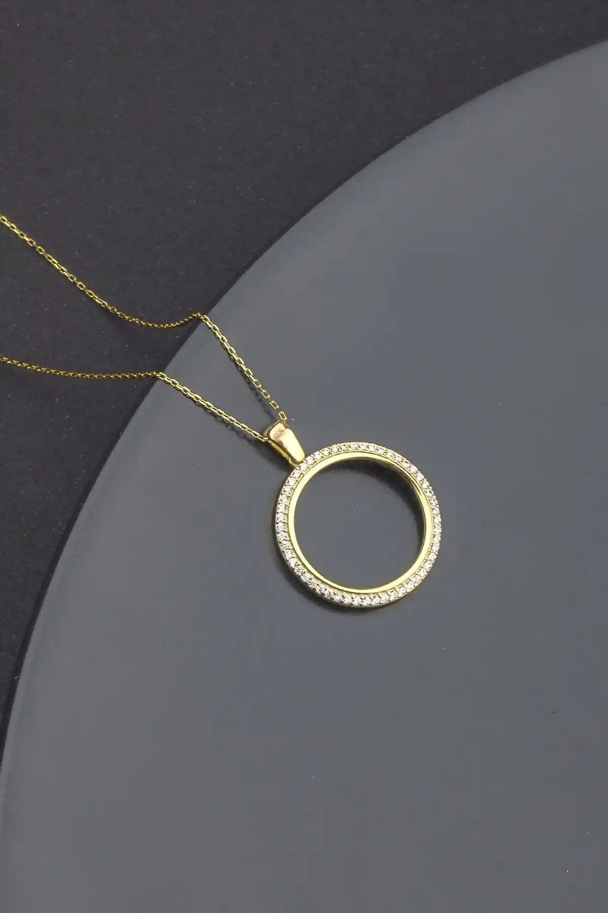 925 Ayar Gümüş Zirkon Taşlı Çerçeveli Kolye Zarafetin ve Kalitenin Buluşması