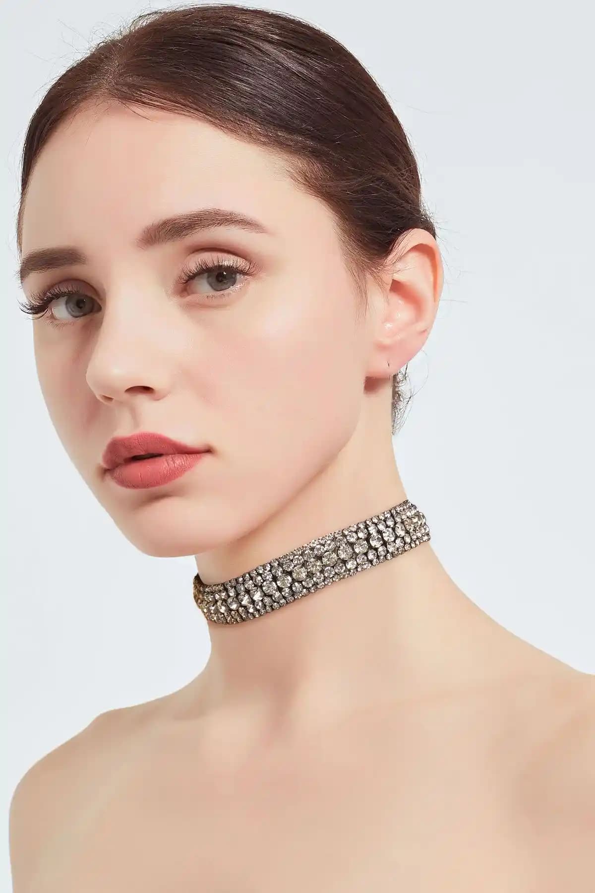 Afrodit Gunbaz Kadın Taşlı Siyah Choker Kolye: Şıklık ve Zarafetin Modern Buluşması
