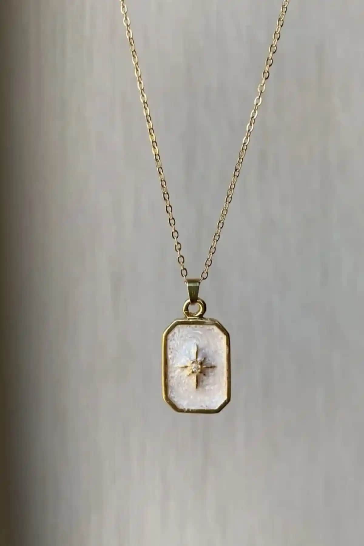 Alexis Carrel Kadın Altın Kaplama Dikdörtgen Kutup Yıldızı Kolye Modern ve Şık Tasarım