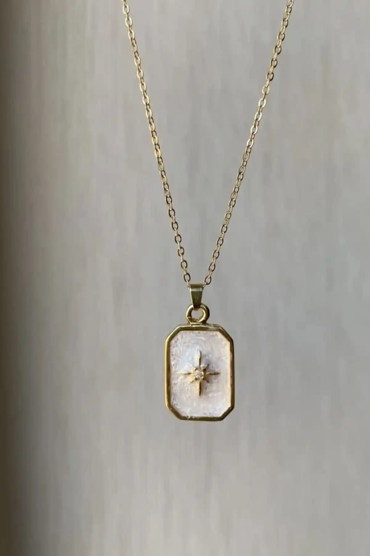 Alexis Carrel Kadın Altın Kaplama Dikdörtgen Kutup Yıldızı Kolye Modern ve Şık Tasarım