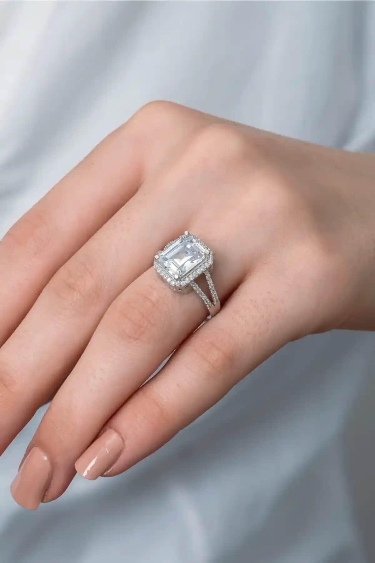 Alyansevim Baget Taşlı Gümüş Tektaş Yüzük: Modern ve Şık Tasarımıyla Dayanıklı Takı Seçeneği