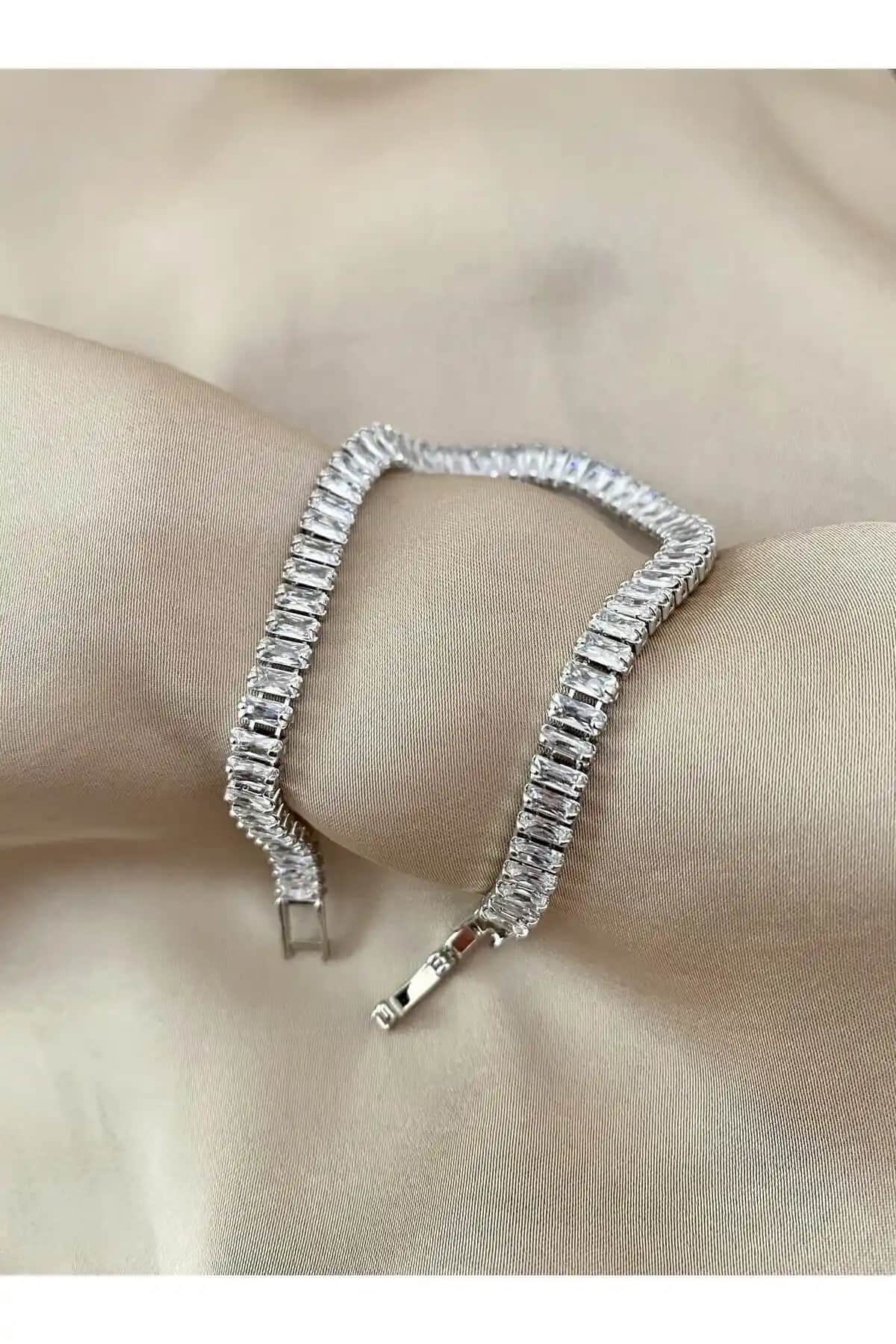 Aqua Su Yolu Gümüş Renk Kararma Yapmayan Bileklik Şıklık ve Dayanıklılık Sunar