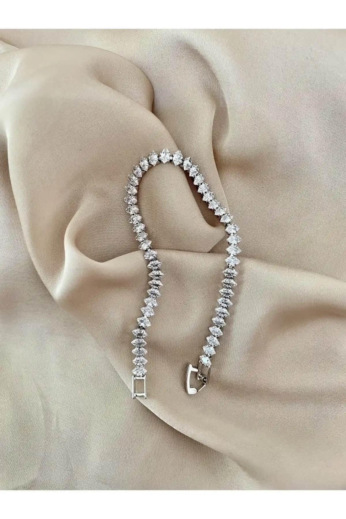 Aqua Su Yolu ve So Chic Modern Tasarım Bileklik Karşılaştırması