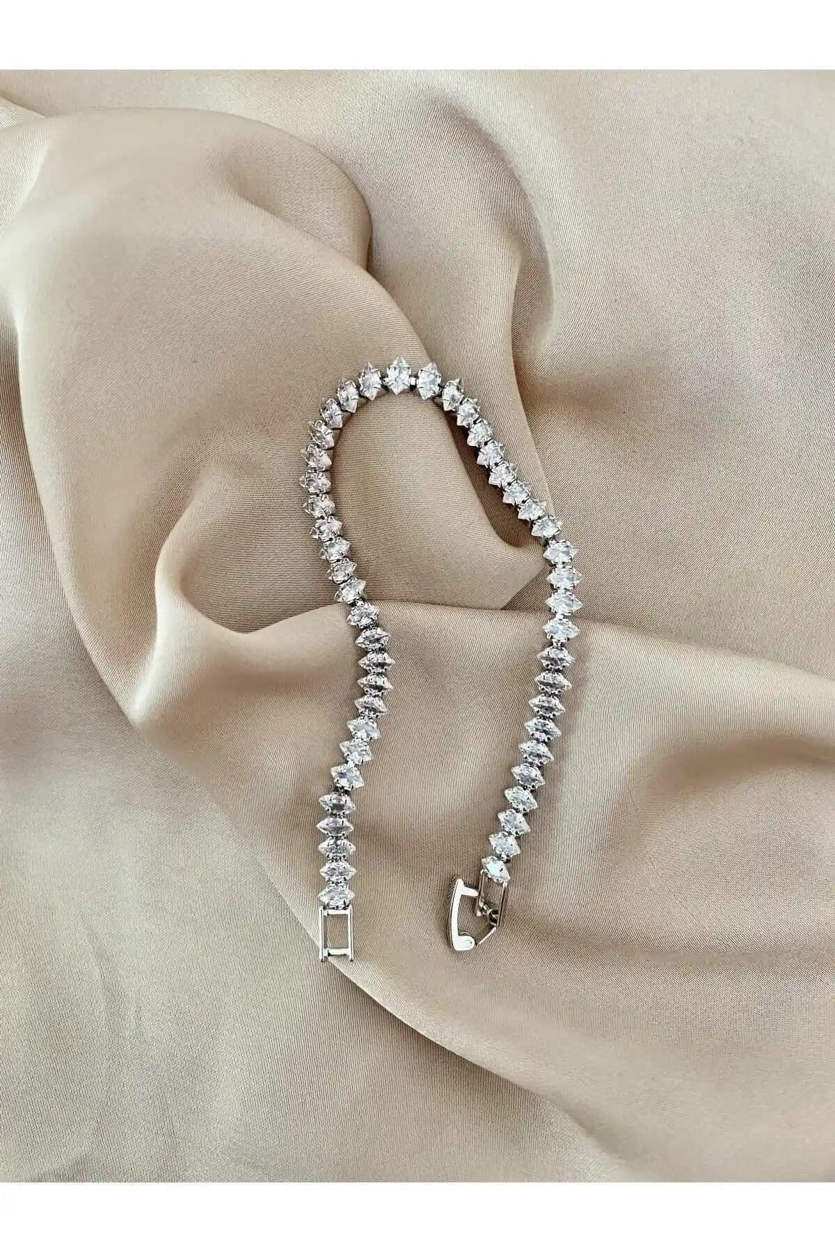 Aqua Su Yolu ve So Chic Modern Tasarım Bileklik Karşılaştırması