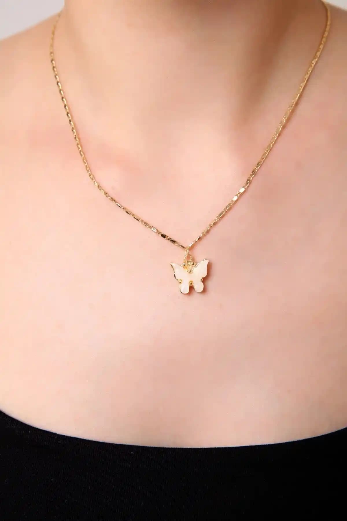 AURRARİ Pudra Kelebek Kolye: Zarif ve Dayanıklı Kadın Takısı Seçenekleri