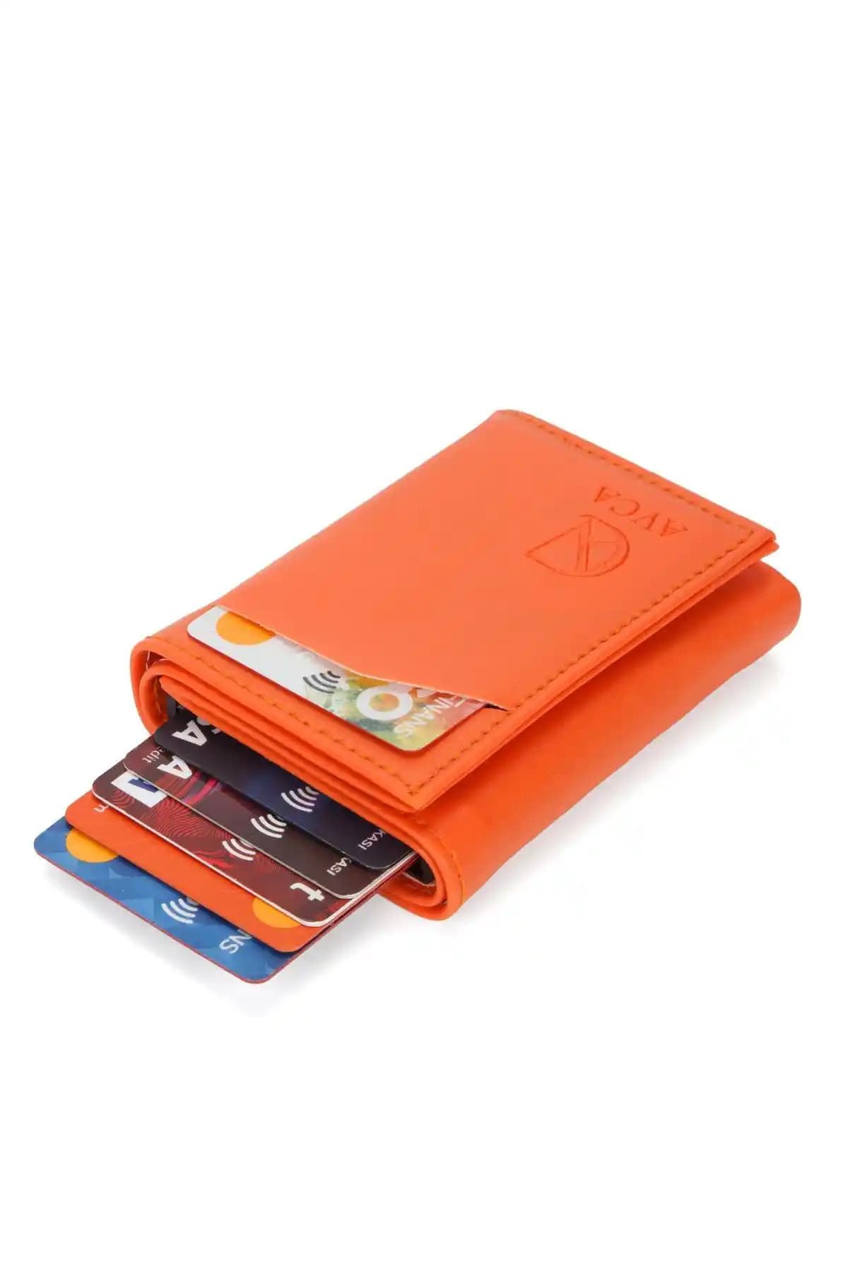 AVCA ve Newish Turuncu Vegan Deri Cüzdan Karşılaştırması: Tasarım ve Fonksiyonellik Analizi