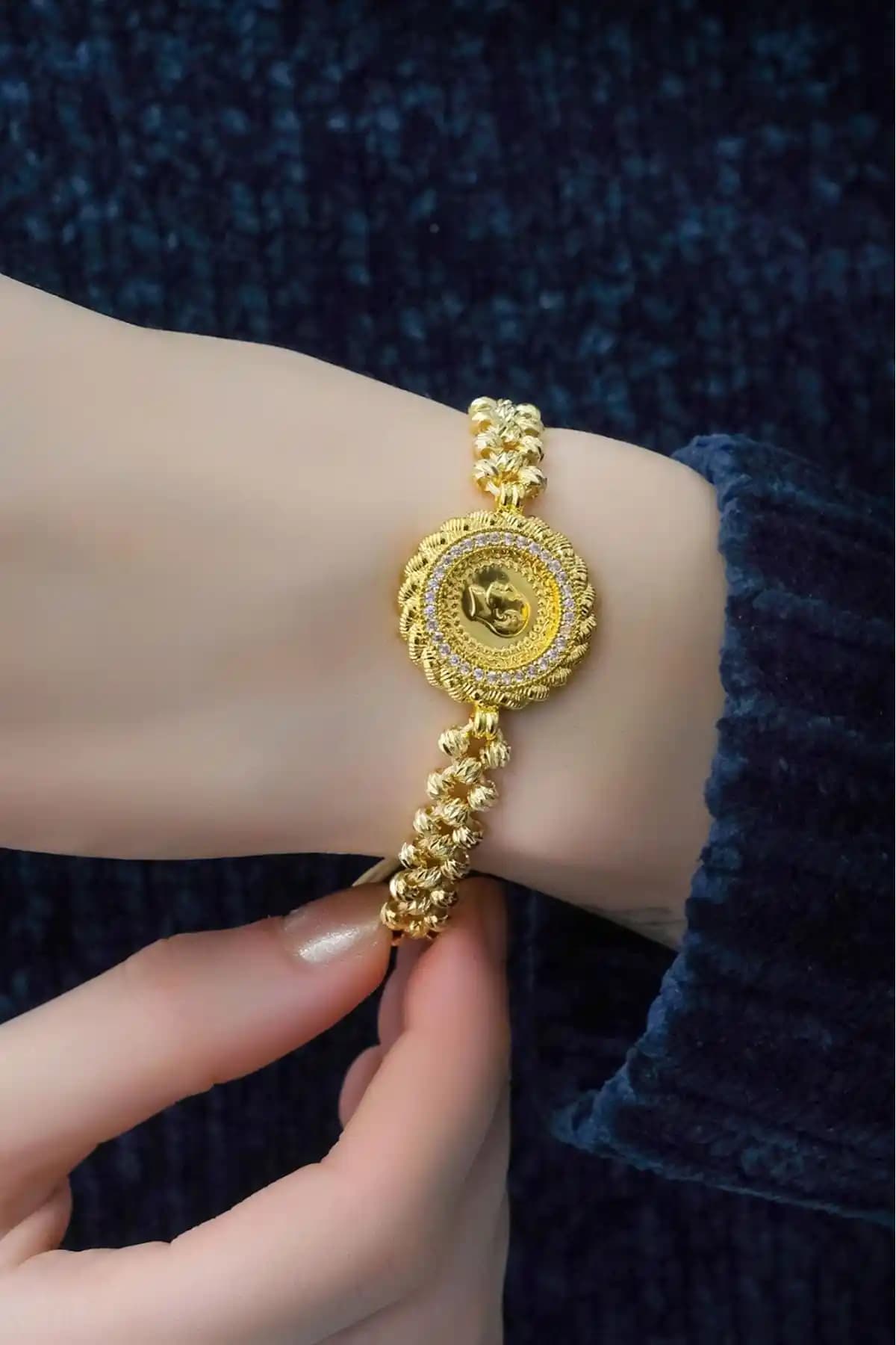 Aytekgold Dorica Toplu Çeyrekli Bileklik: Şıklık ve Dayanıklılığı Bir Arada Sunar