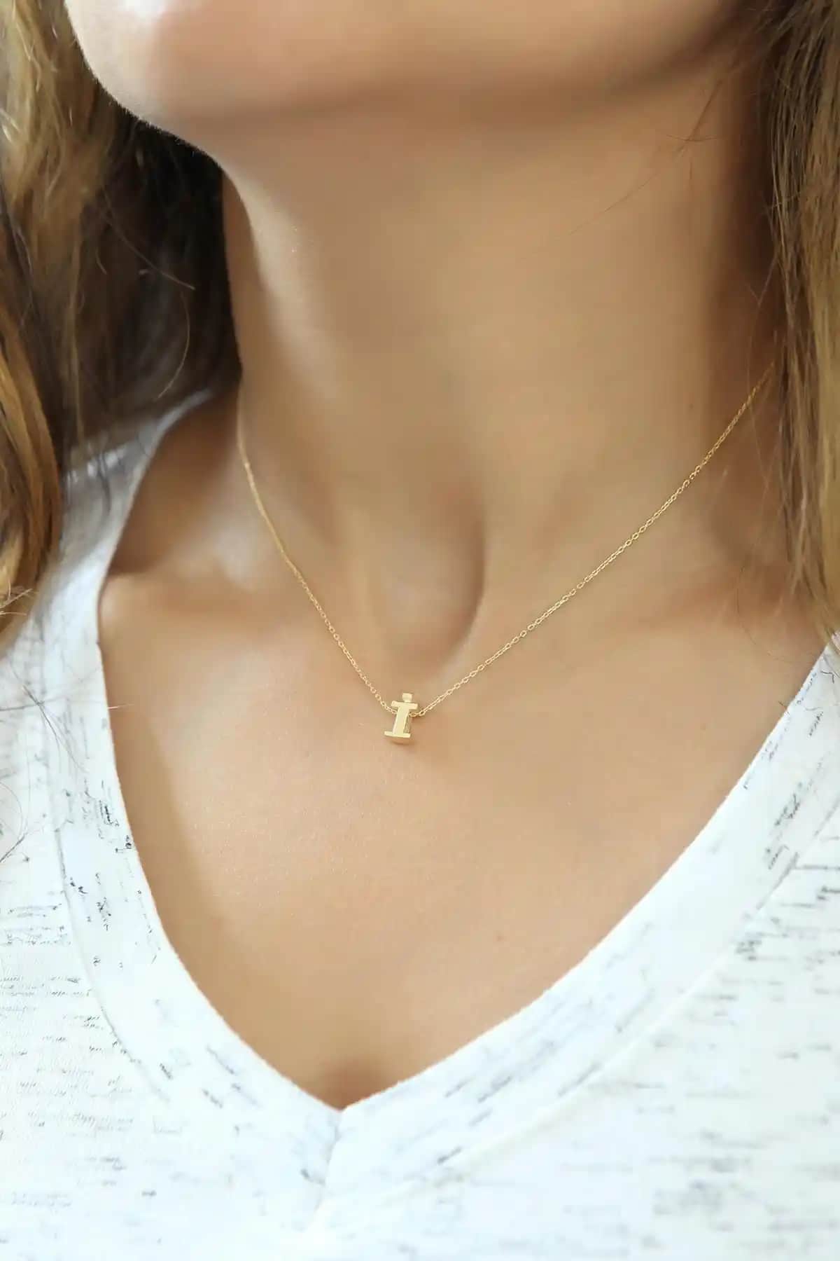 Azuris 925 Ayar Gümüş İ Harfli Kolye: Zarif ve Dayanıklı Tasarım ile Şıklık Yaratın