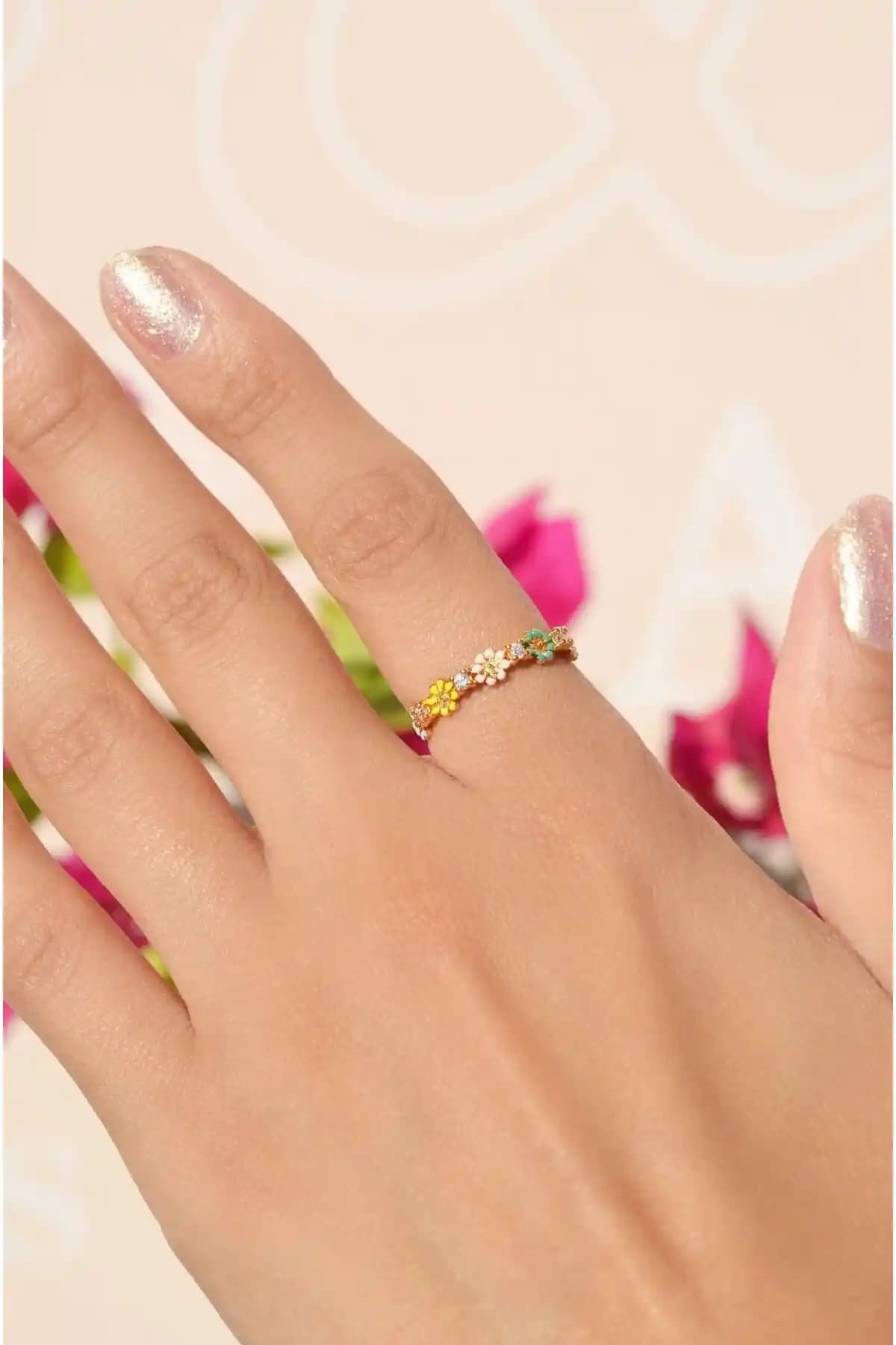 Bahar Temalı Renkli Çiçek Eklem Yüzüğü: Şık ve Dayanıklı Takı Seçeneği