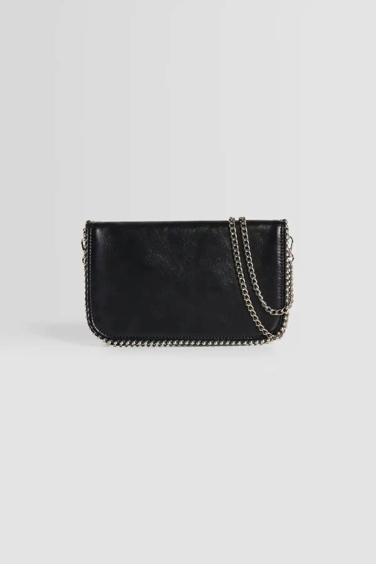 Bershka Çapraz Askılı Çantalar Karşılaştırması: Stil ve Fonksiyonellik Analizi