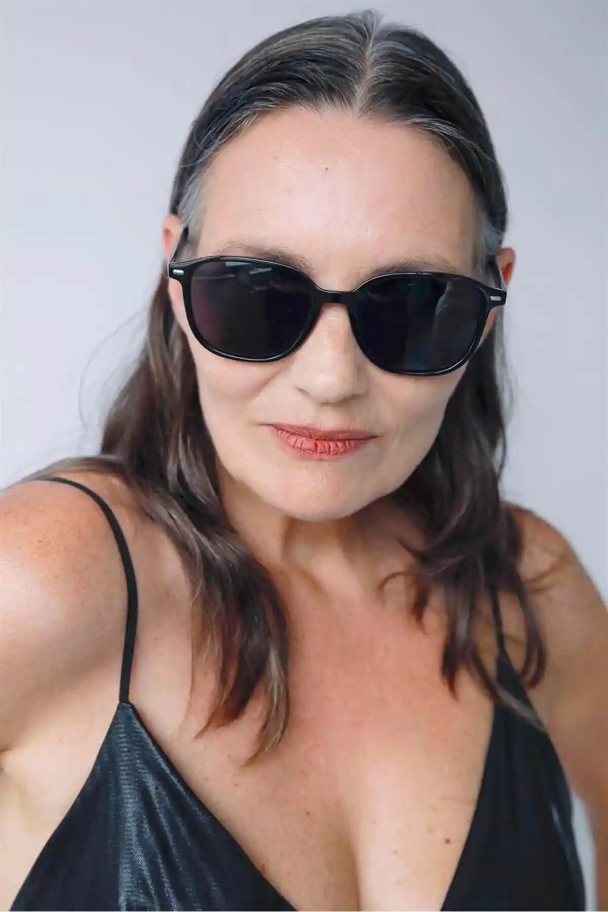 Bilge Karga Louis Black Siyah Güneş Gözlüğü: Şıklık ve Göz Koruması İçin Modern Tasarım