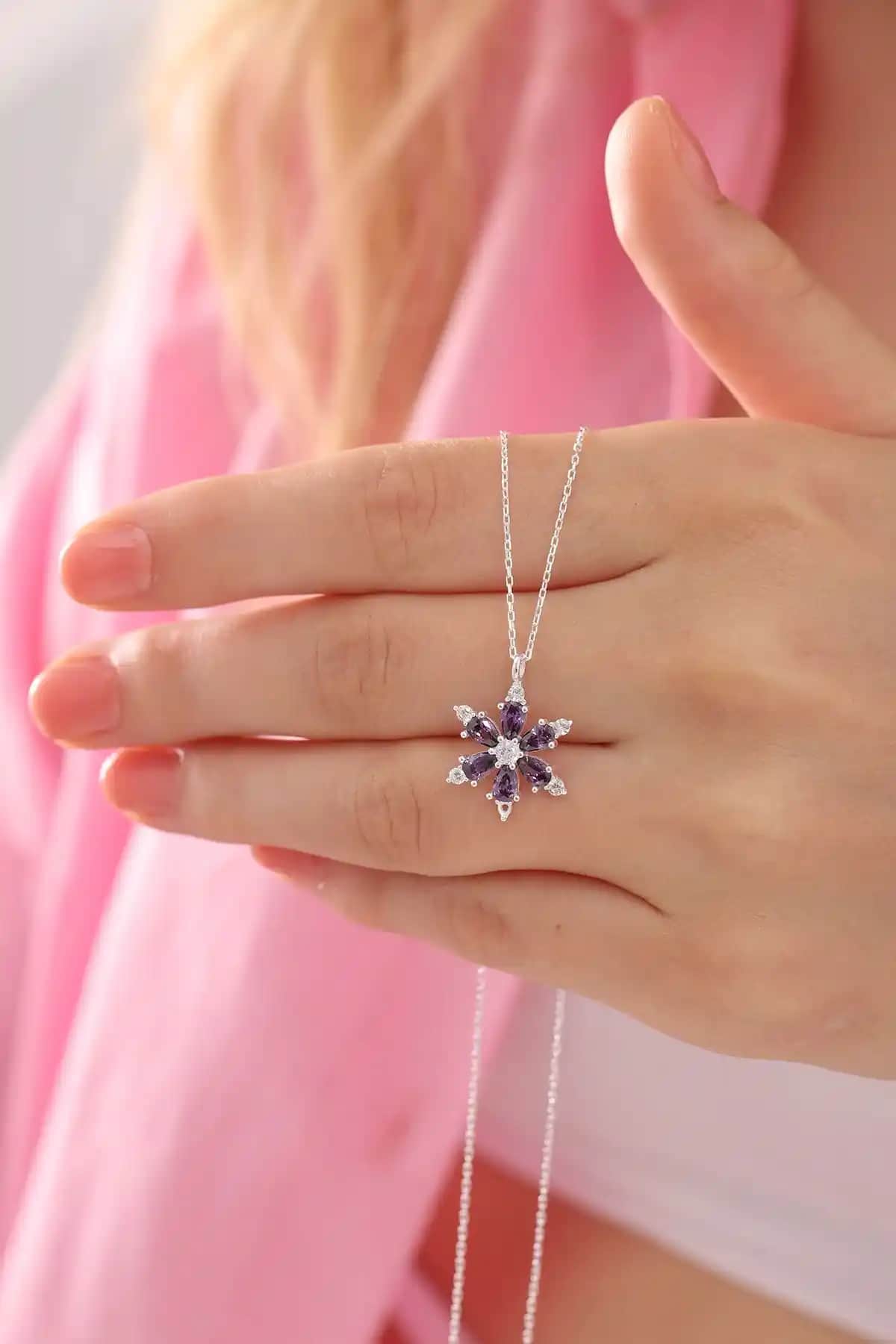 Bilsen Store'un Gümüş Zincirli Ametist ve Pembe Kolye Karşılaştırması