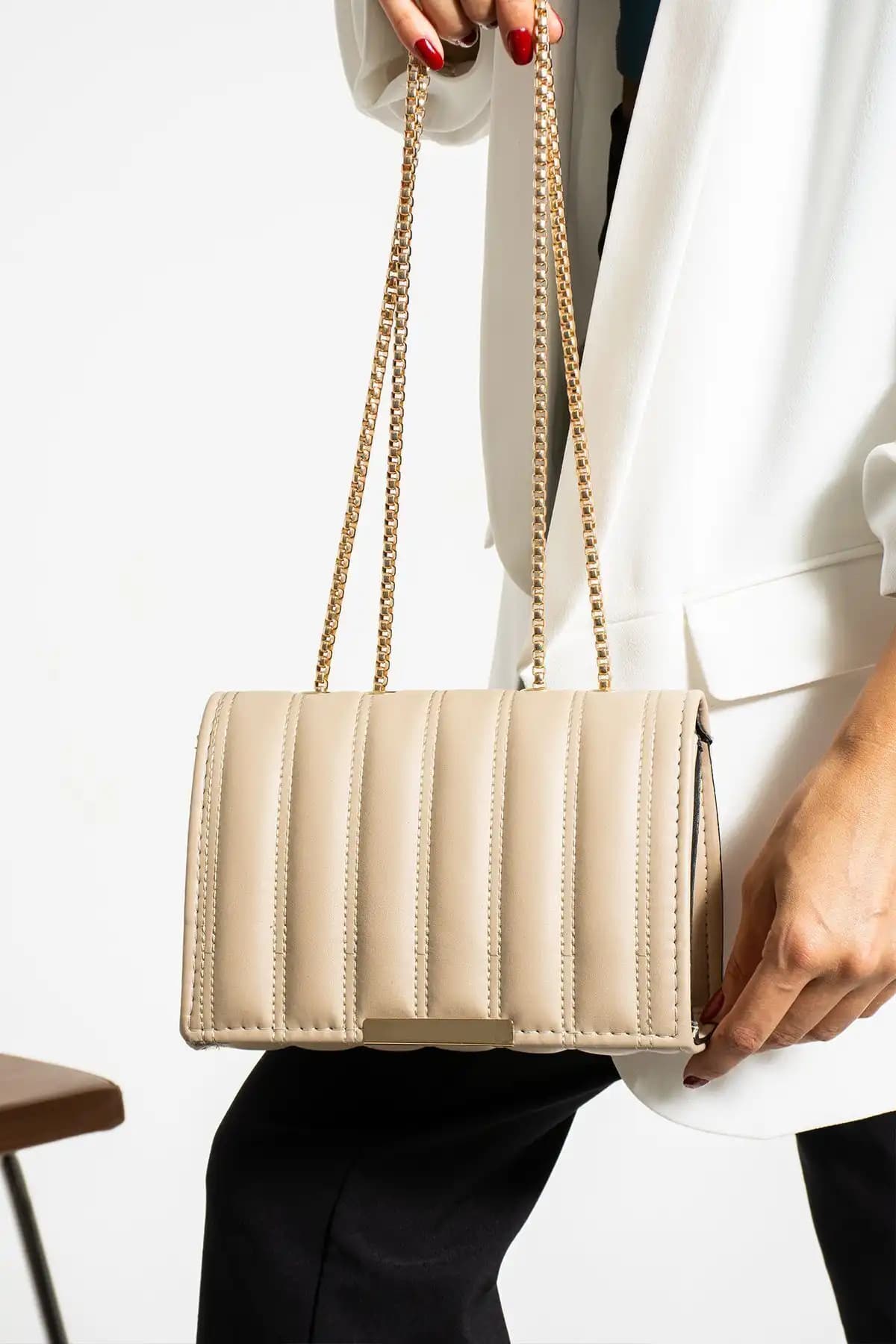 Butikbatii Zincir Askılı Mıknatıslı Omuz ve El Çantası Şıklık ve Kullanışlılığı Bir Arada Sunar