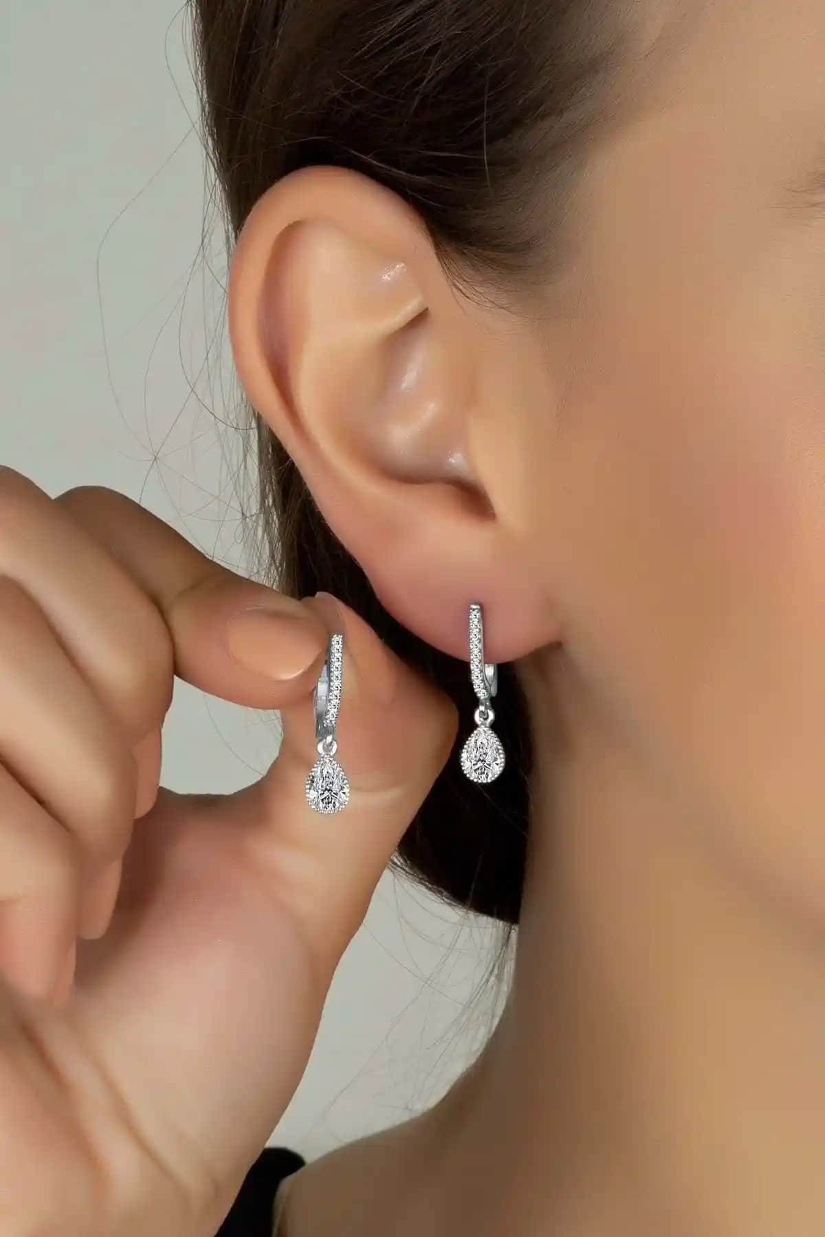 By More Damla Taşlı Gümüş Küpe: Zarif ve Parlak Takı Seçeneği