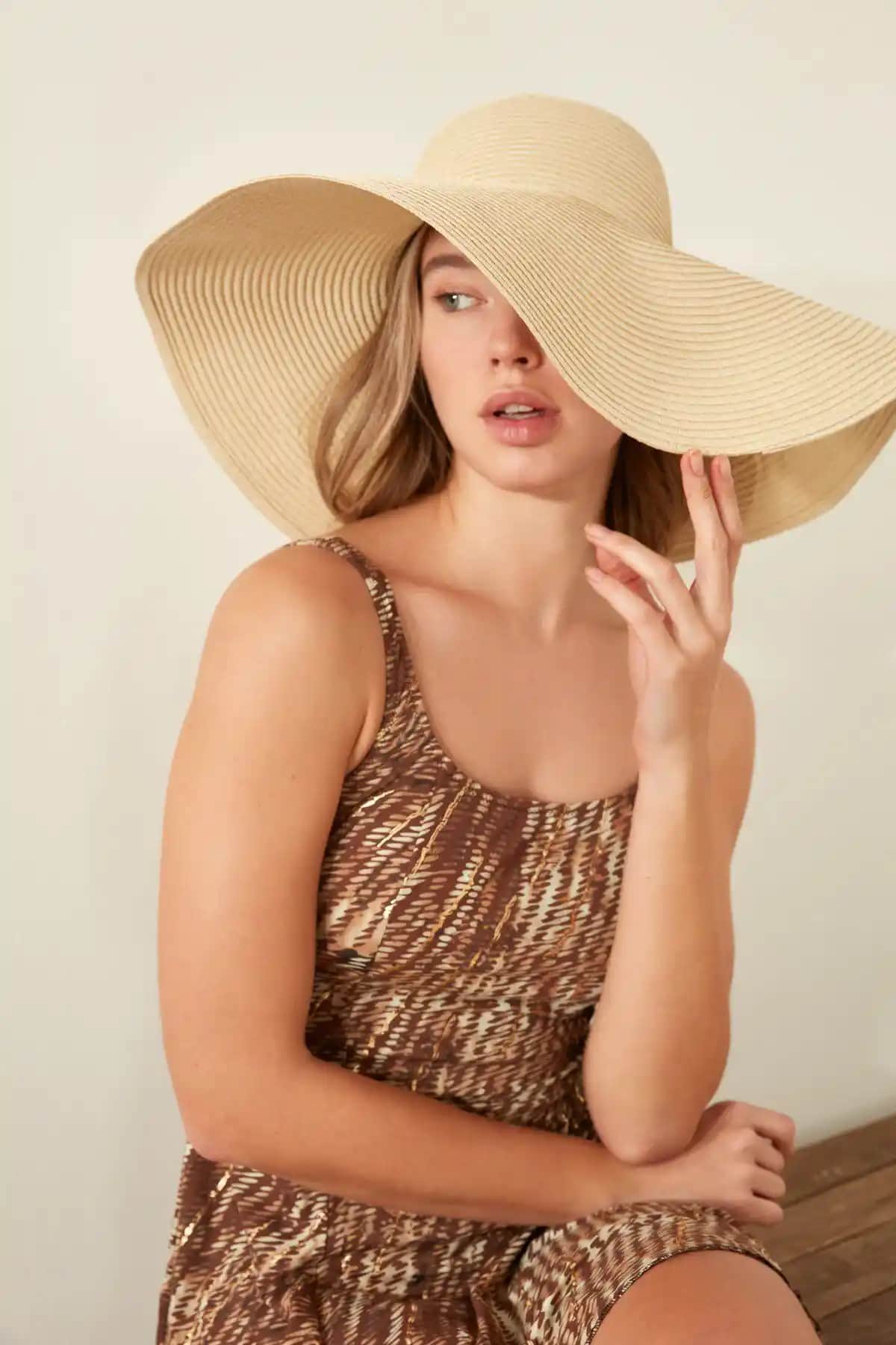 C City Kadın Hasır Plaj Şapkası Açık Bej Şıklık ve Güneş Korumasını Bir Arada Sunar
