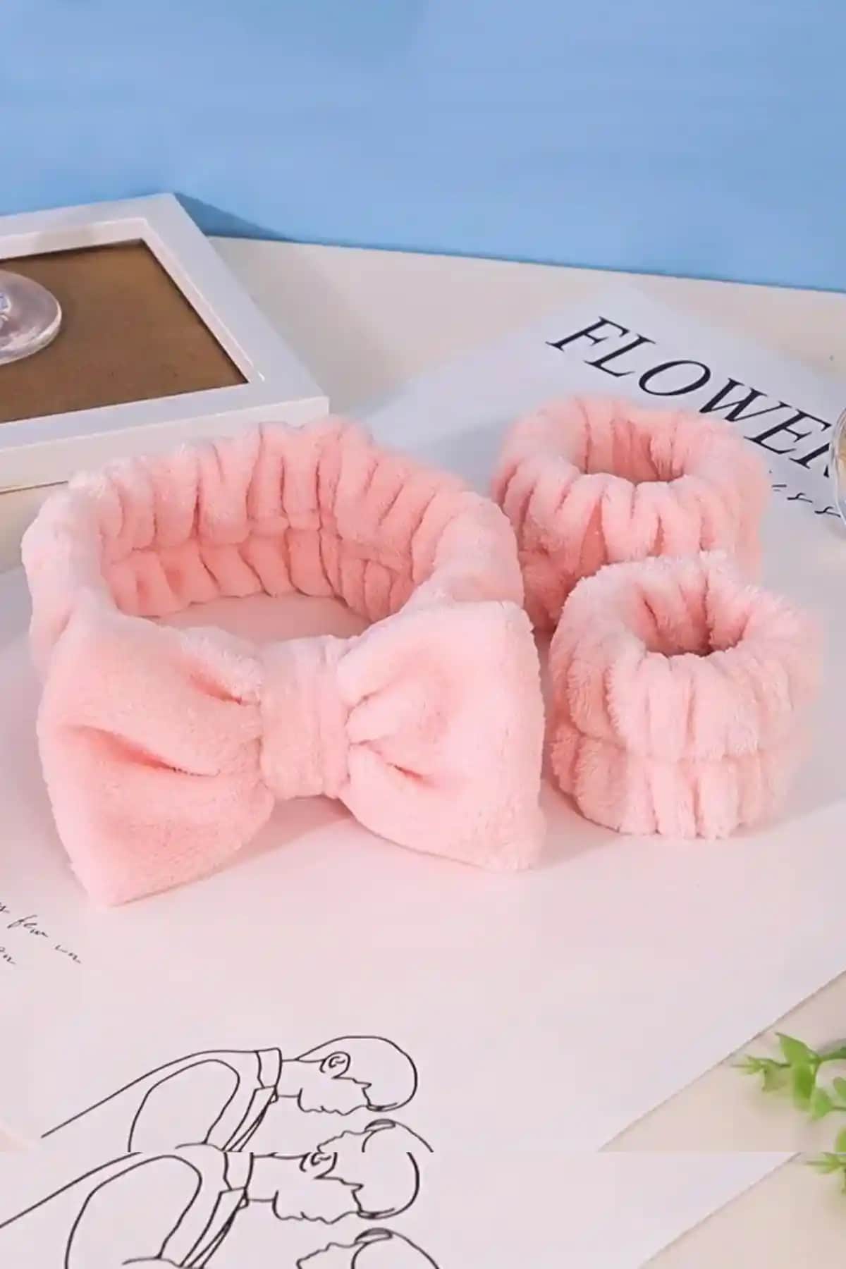 C&E Design Peluş Pembe Bileklik ve Makyaj ile Banyo Seti: Şık ve Fonksiyonel Tasarım