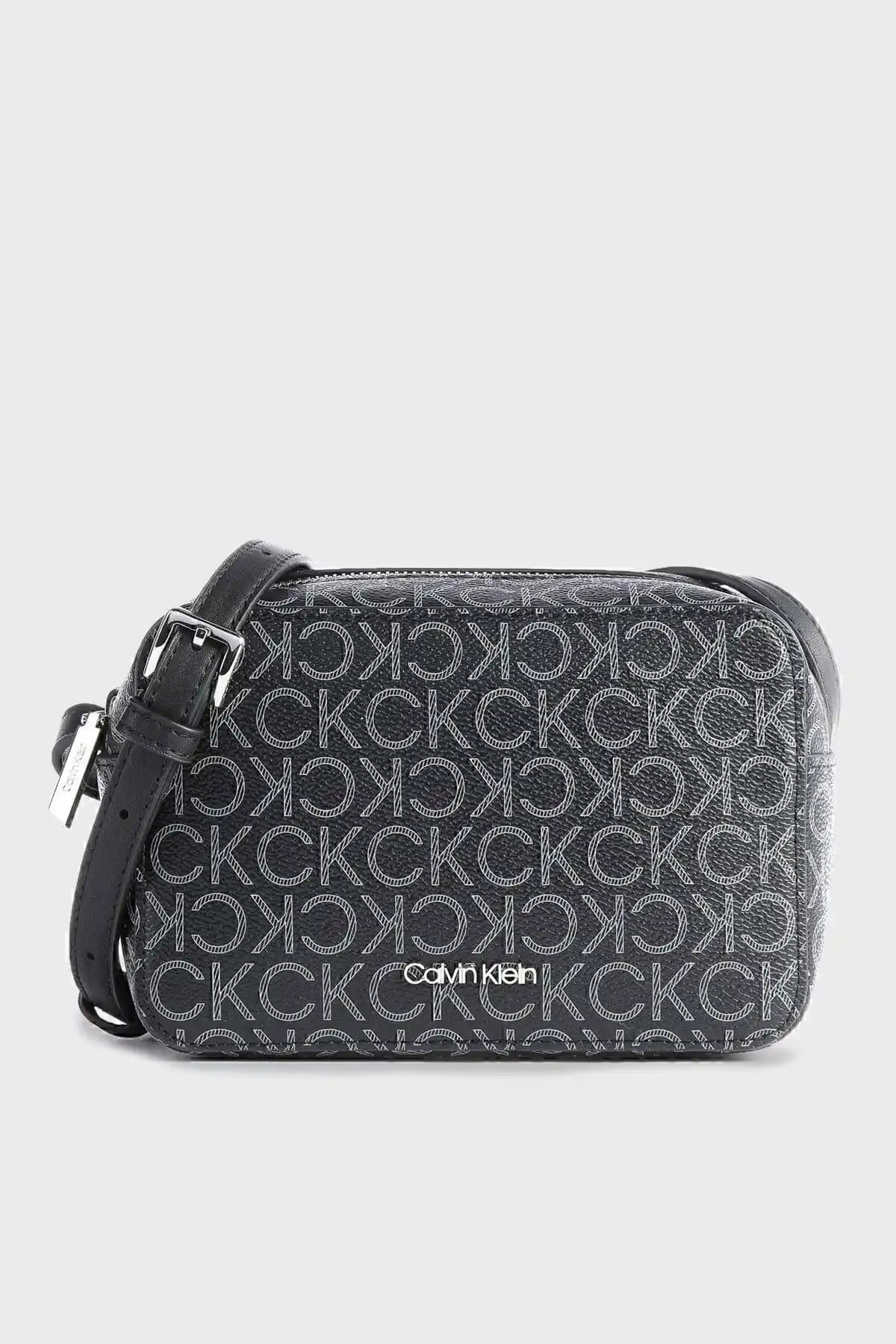 Calvin Klein Kadın Siyah Omuz Çantası: Modern ve Şık Tasarım ile Günlük Kullanım İçin Uygun