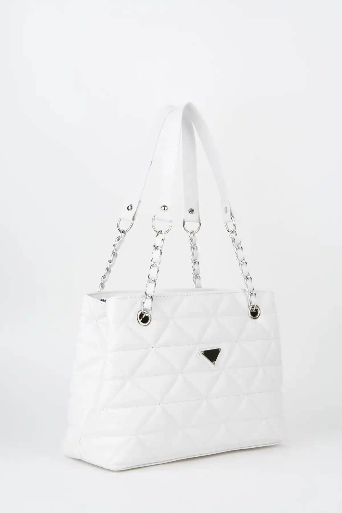 Çanta Park İki Farklı Modelin Karşılaştırması: Deri ve Saten Kapitone Çantalar