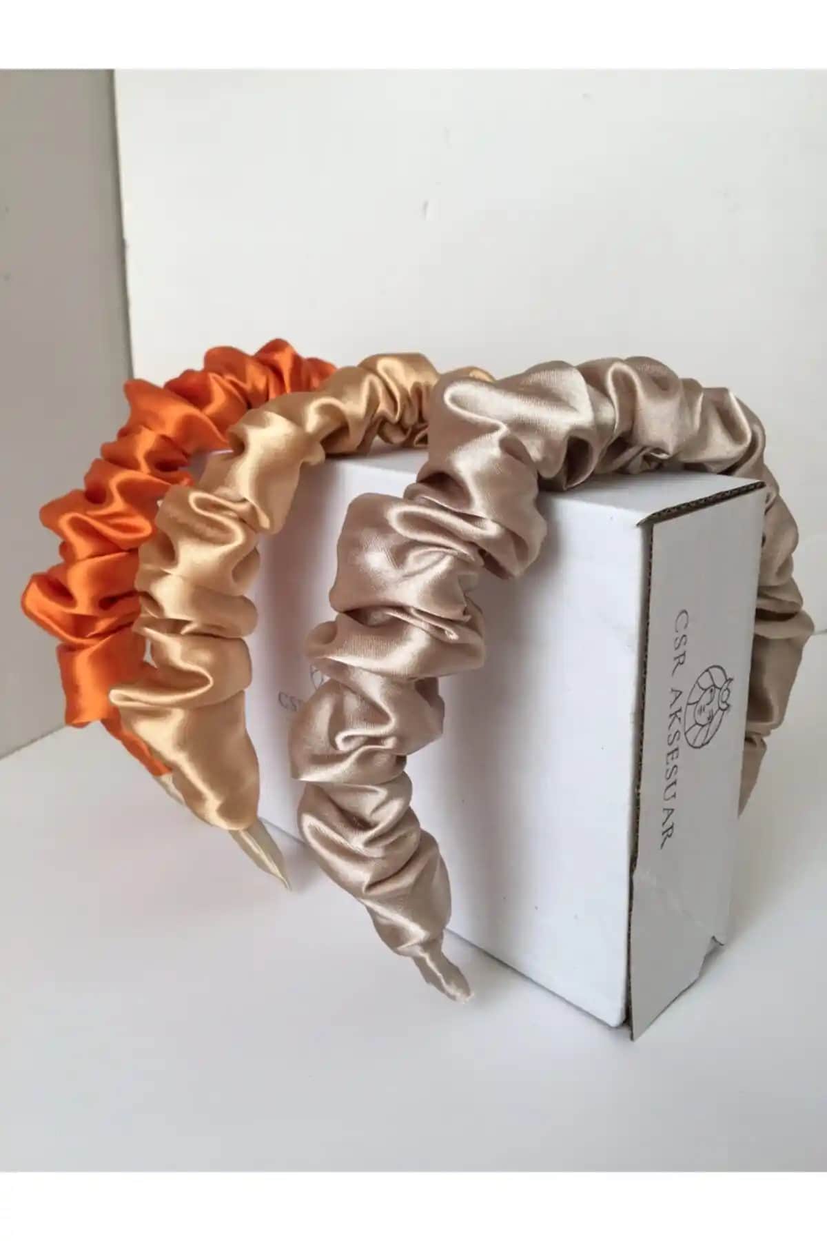 CSR Aksesuar 3'lü Saten Büzgülü Taç Seti: Şıklık ve Kullanım Kolaylığı Sunar