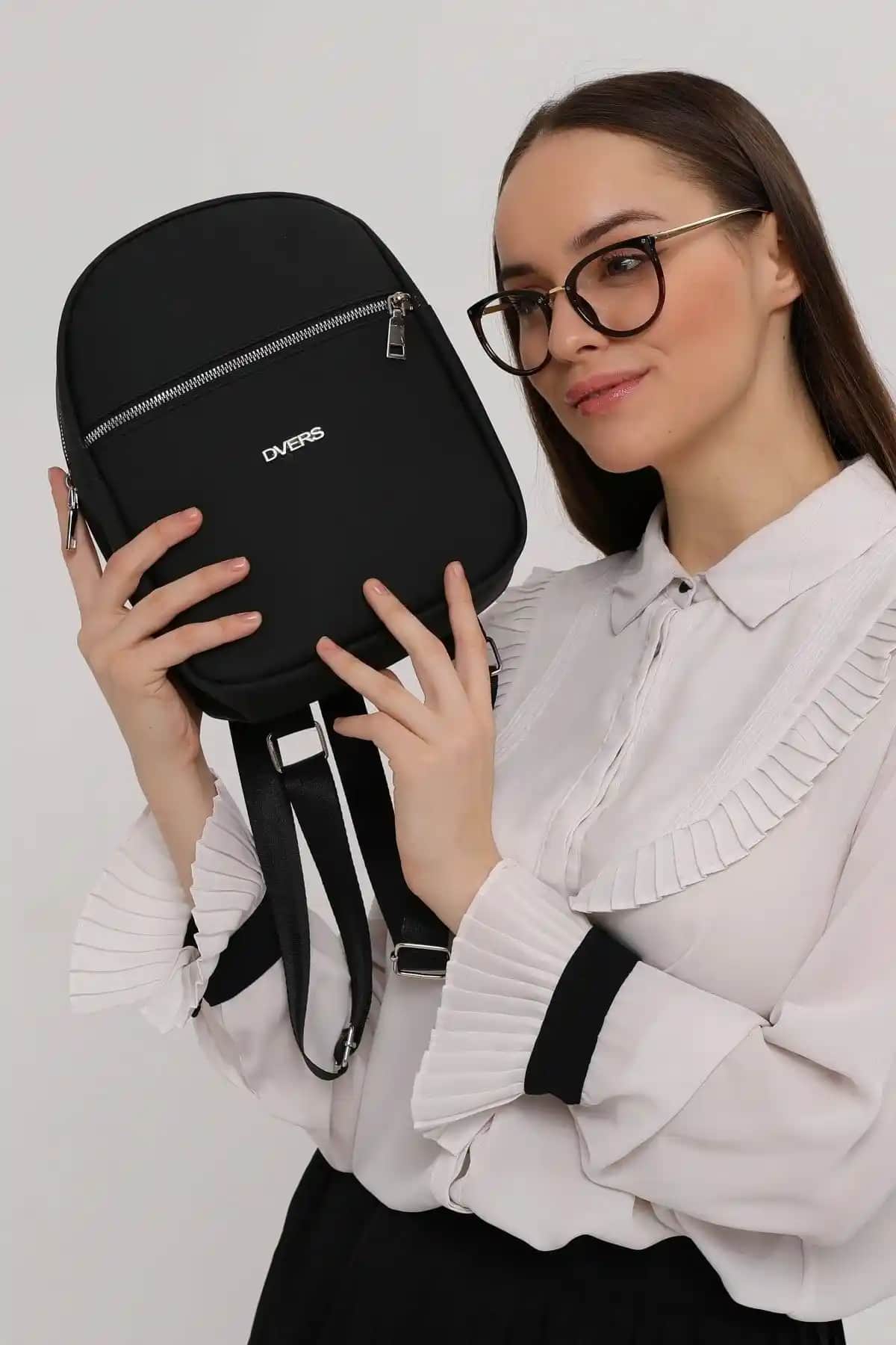 D'VERS Siyah Kadın Sırt Çantaları Karşılaştırması: Stil ve Fonksiyonellik Analizi