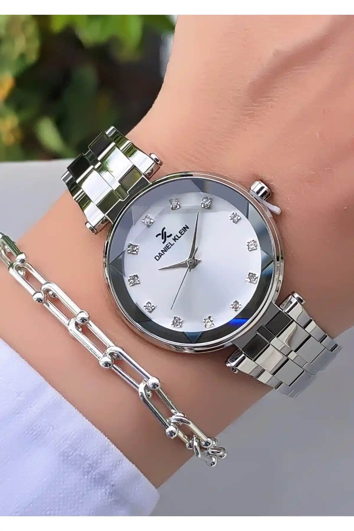 Daniel Klein Marka Çelik Kordon Saat: Şık ve Dayanıklı Gümüş Renkli Tasarım