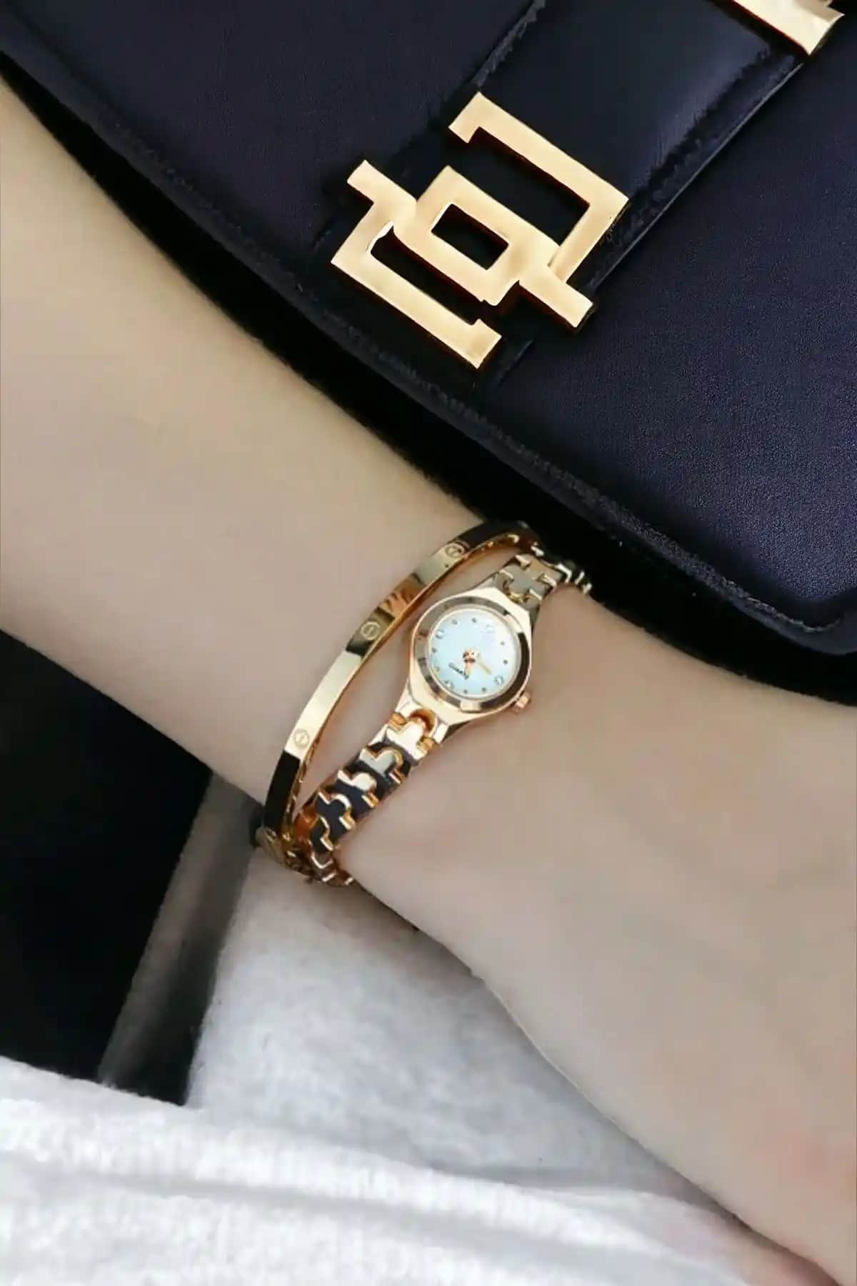 DARK BLANC Gold Minimal Kadın Saati Şıklık ve Fonksiyonelliği Bir Arada Sunar