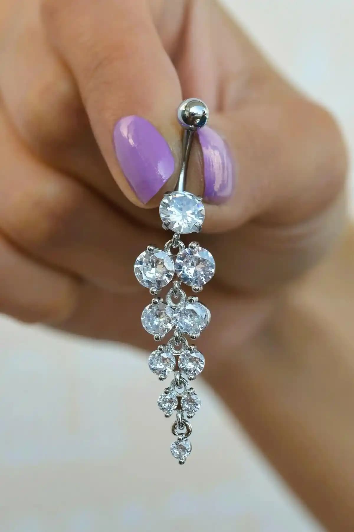 Dayanıklı ve Şık Çelik Göbek Piercingi Güç Renkli Tasarımıyla Dikkat Çekiyor