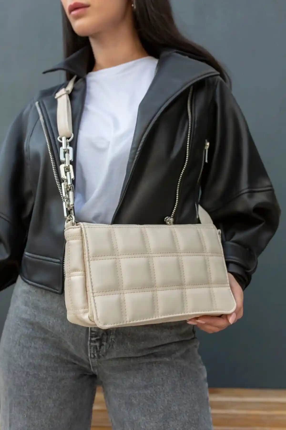 DAYBAG Kadın Bej Zincir Omuz Çantası: Şık ve Kullanışlı Günlük Çanta Seçenekleri