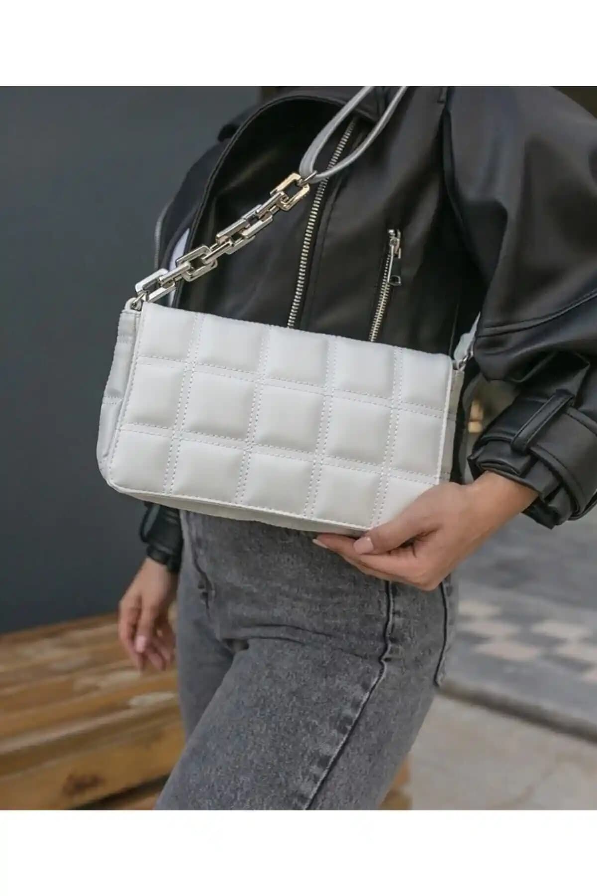 DAYBAG Kadın Beyaz Plastik Zincir Kareli Omuz Çantası Günlük ve Şık Kullanım İçin