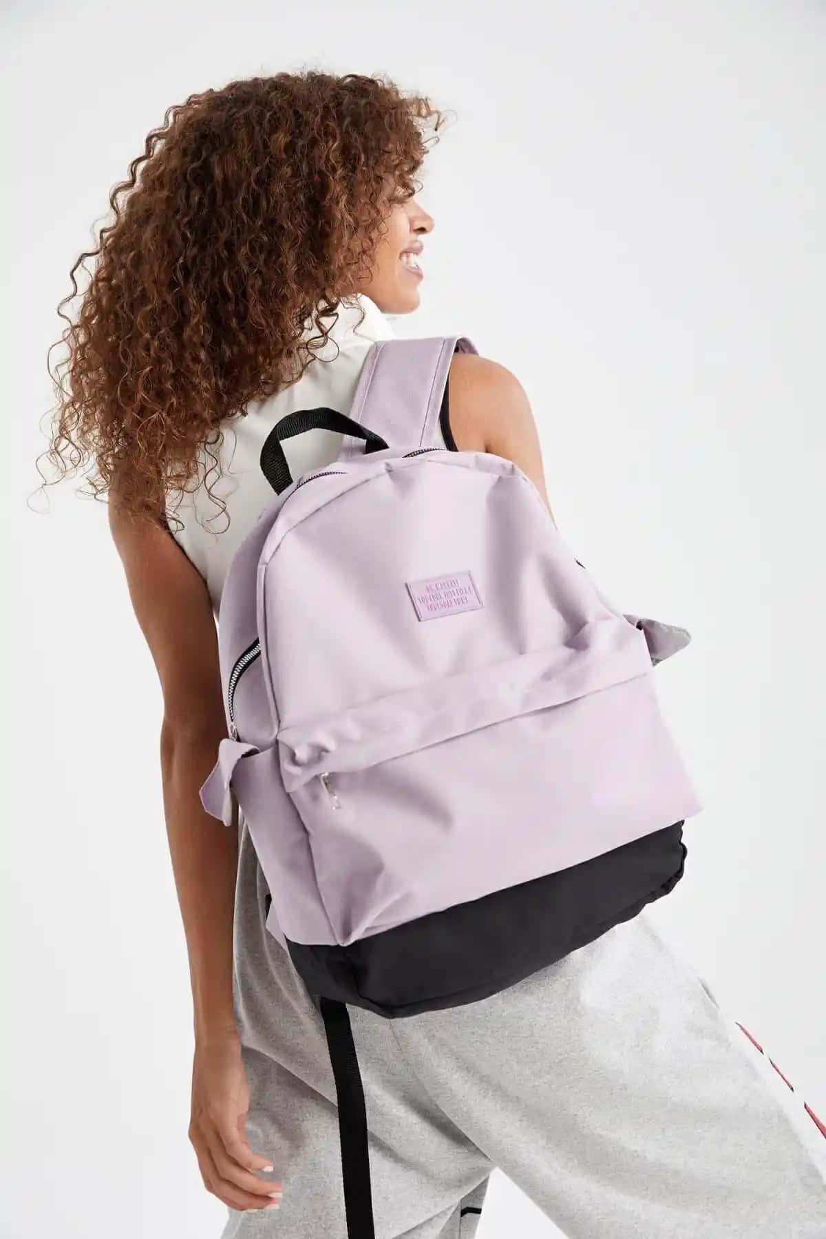 DeFacto unisex büyük boy sırt çantası mor renkli ve fonksiyonel tasarımıyla günlük ve okul kullanımına uygun