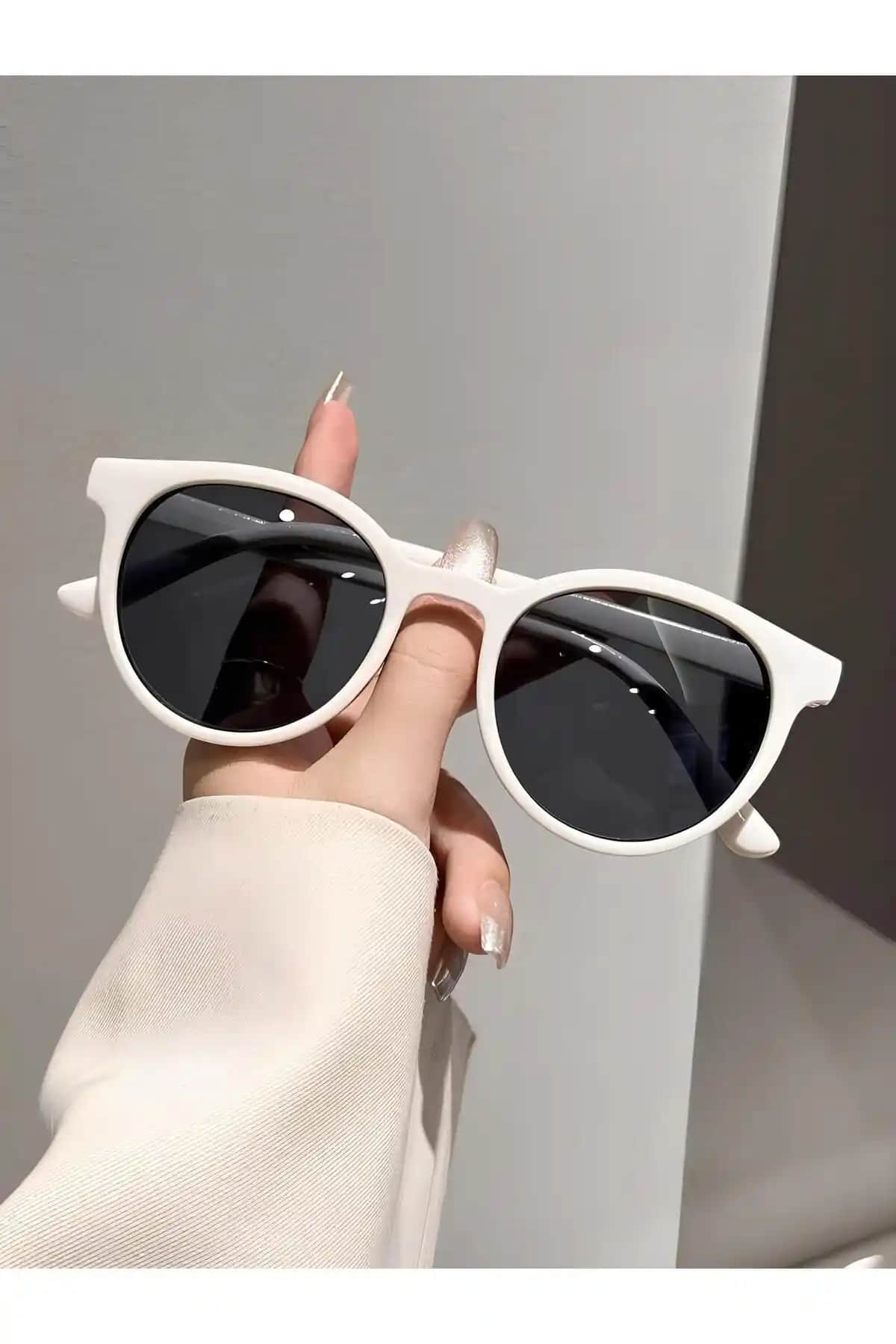 Della Pianto Unisex Vintage Beyaz Güneş Gözlüğü Şıklık ve Göz Sağlığını Bir Arada Sunar