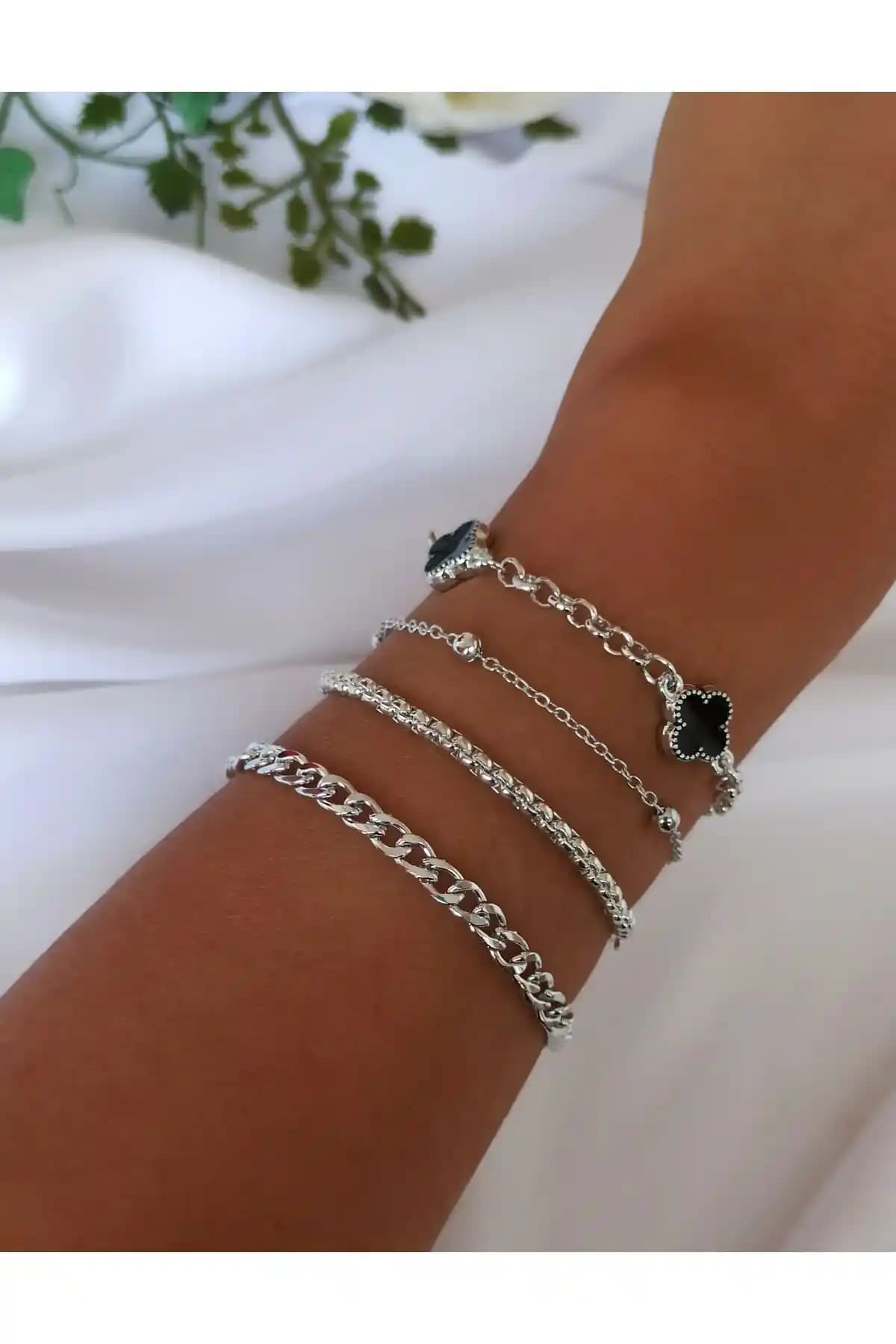 Denizdenal Silver Kaplamalı Yonca Şans Bileklik Seti Modern ve Şık Tasarım ile Günlük Kullanım İçin