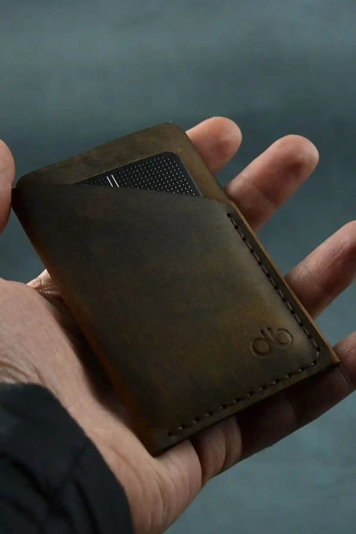 DeriBoss ve Flapp Hakiki Deri Kartlık Karşılaştırması: Hangi Model Daha Uygun