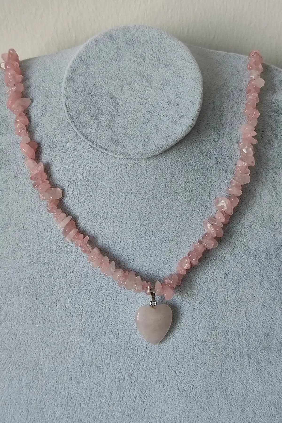 Doğal Taş Kolye Karşılaştırması: Pembe Kuvars ve Çok Renkli Setler Hakkında Bilmeniz Gerekenler