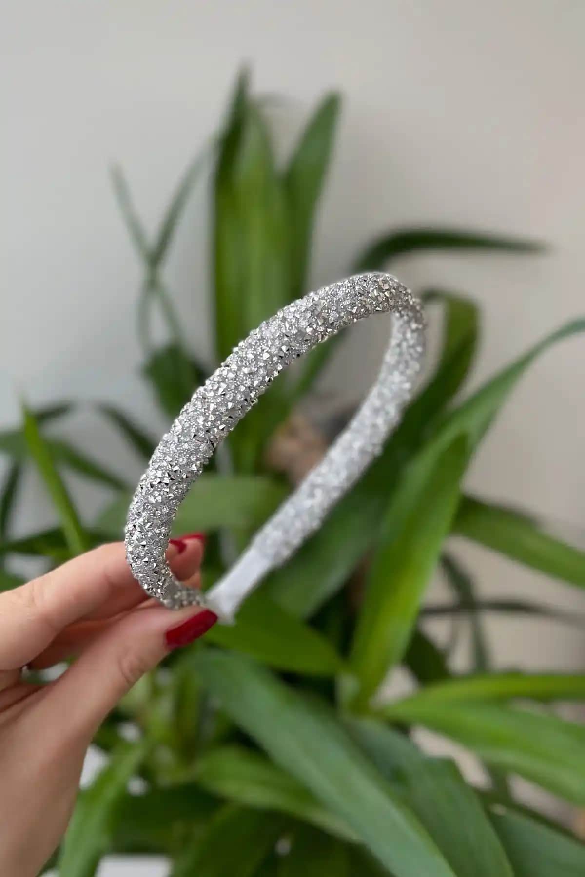 Doğal Taşlı İnce Kadın Taç Gümüş Renk Şık ve Hafif Tasarım