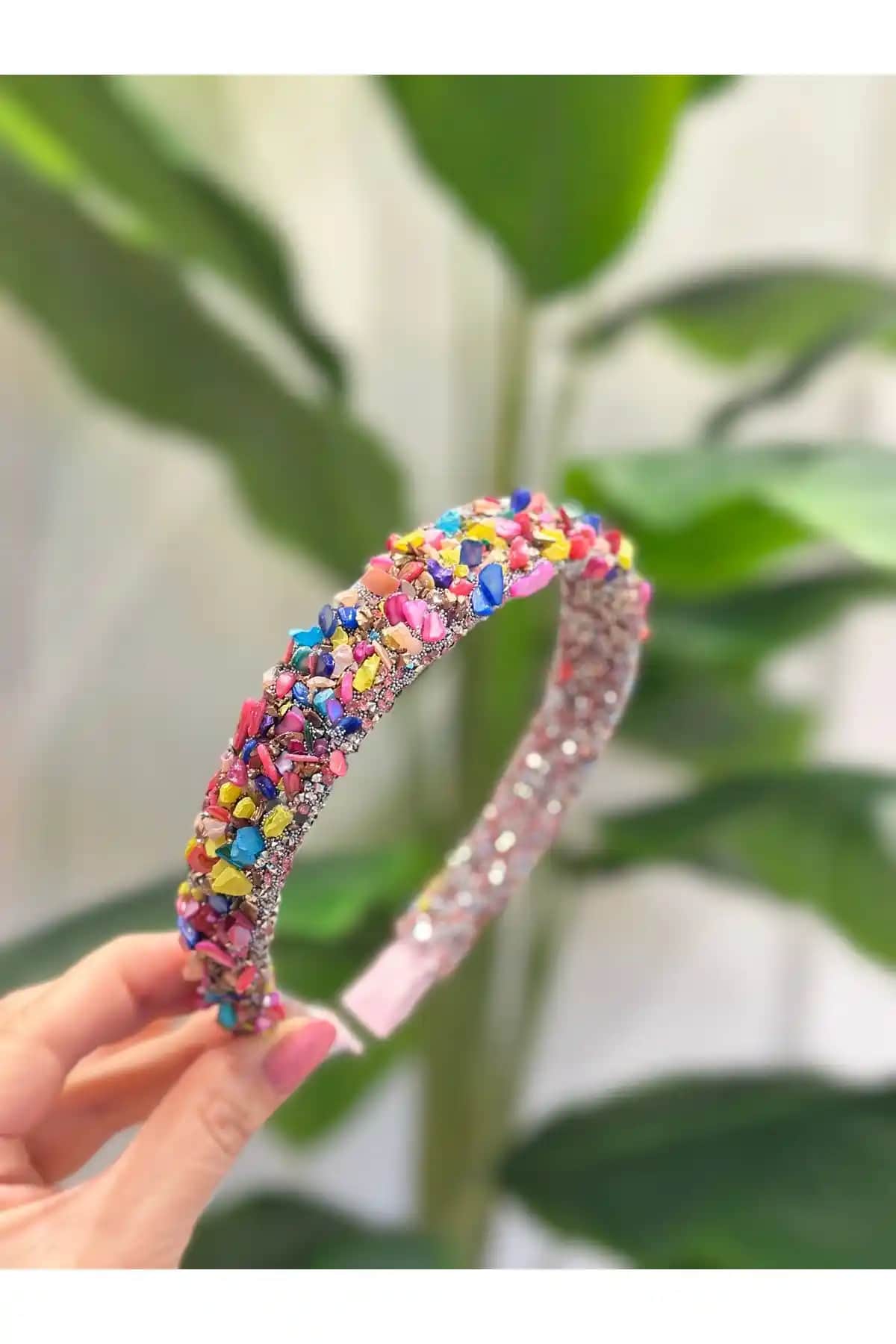 Doğal Taşlı Kadın Taçları Karşılaştırması: Doinua ve Hayals Modelleri Analizi