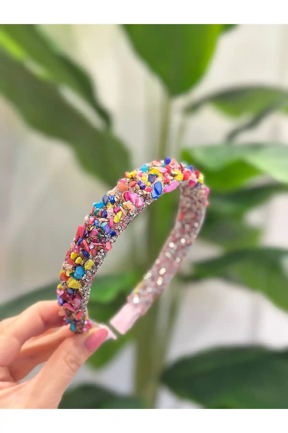 Doğal Taşlı Kadın Taçları Karşılaştırması: Doinua ve Hayals Modelleri Analizi