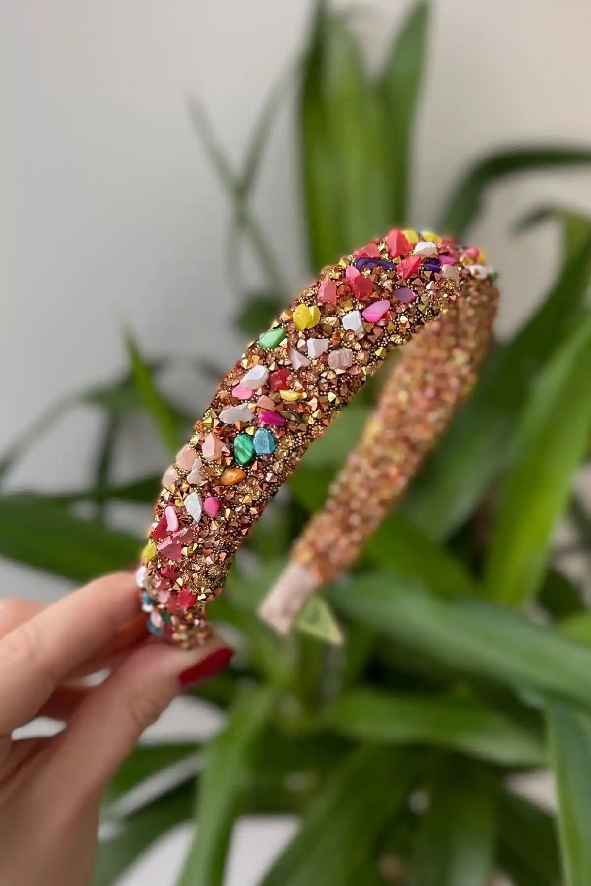 Doğal Taşlı Kadın Taçları Karşılaştırması: Şıklık ve Rahatlık Arasında Tercih Rehberi