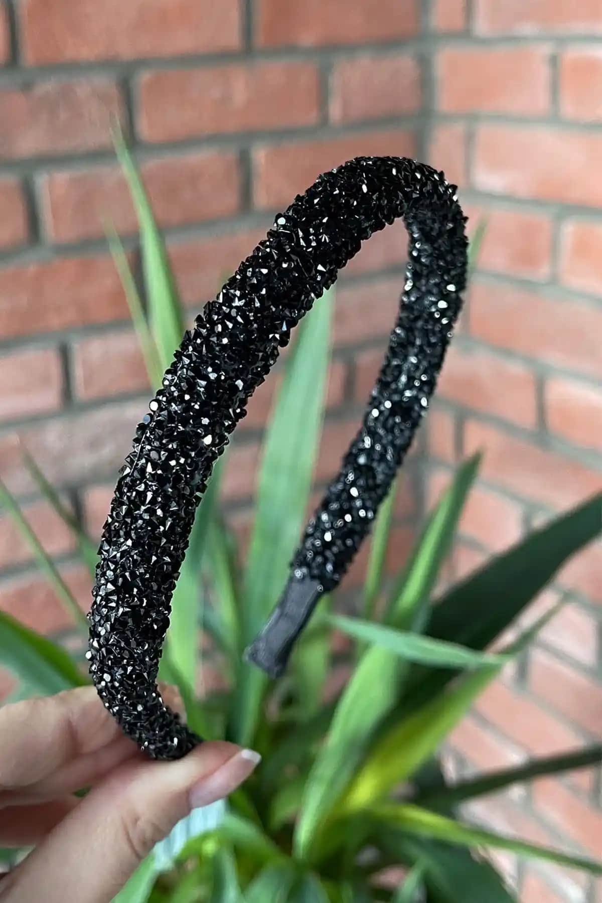 Doğal Taşlı Siyah Kadın Tacı Şıklık ve Zarafetin Modern Yansıması