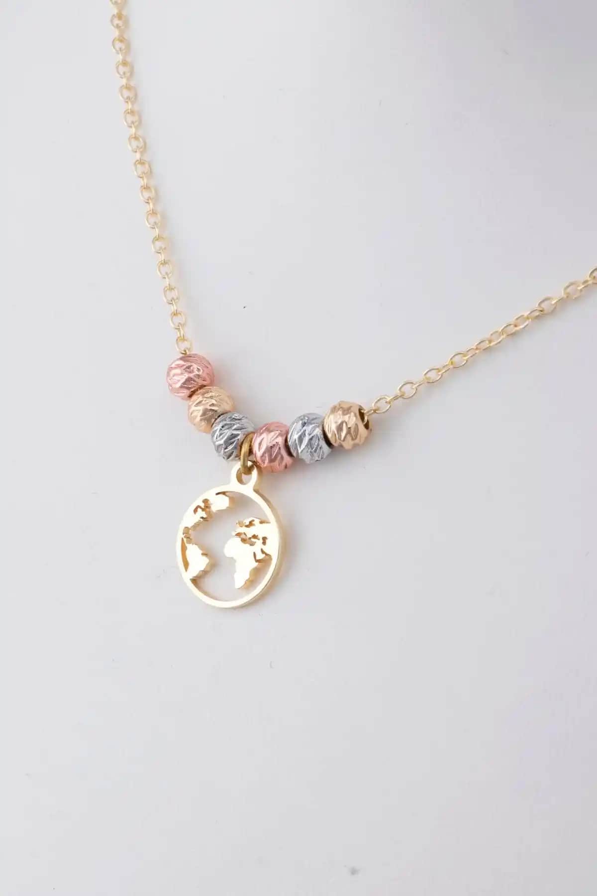 Dünya Figürlü Dorika Kolye 005: Zarif ve Şık Kadın Takısı Geniş Kullanım Alanı